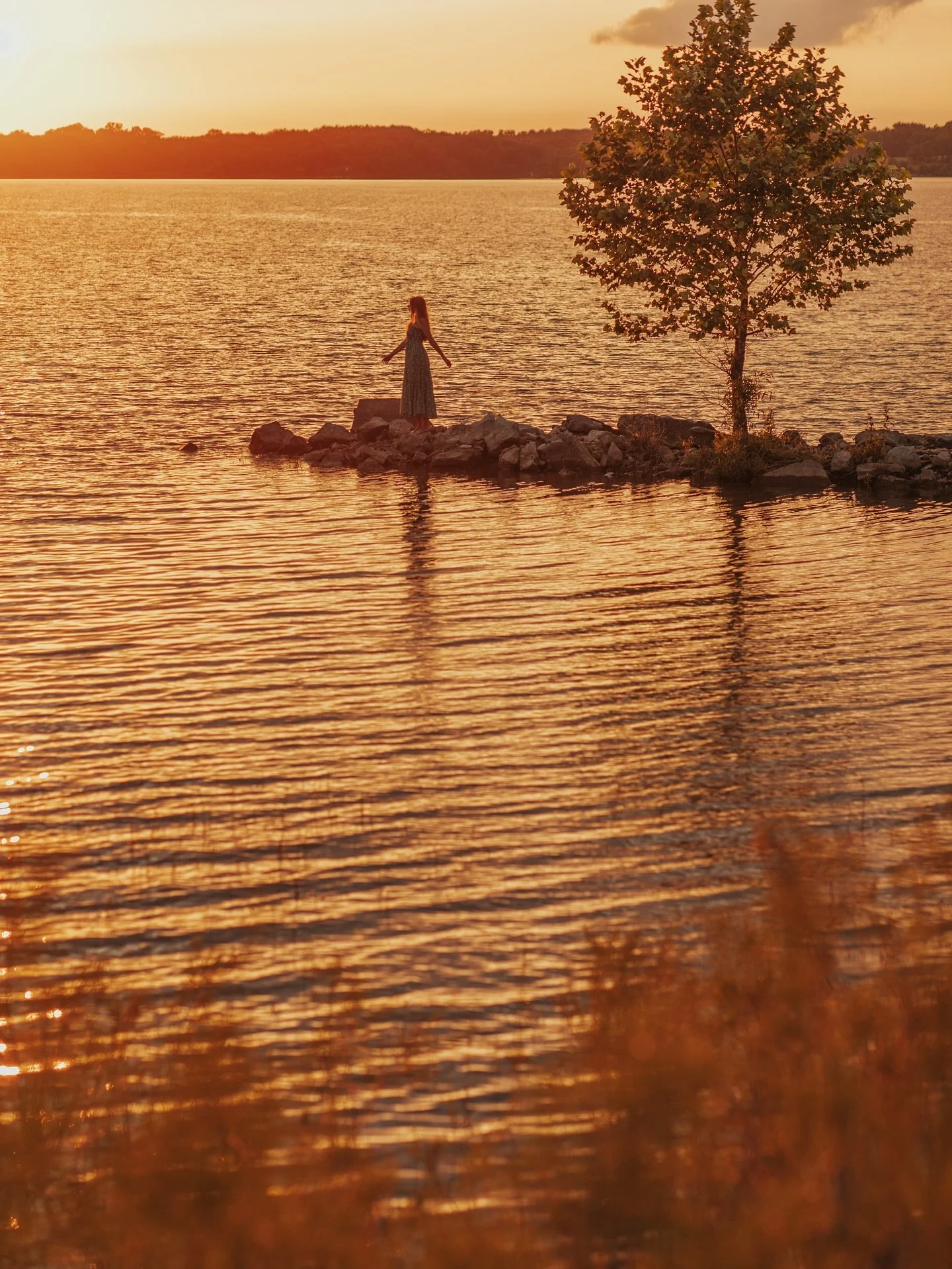 Sunset over the water 🌅☀️✨ Nothing more magical than a perfect golden hour for your senior pics 🥹💛