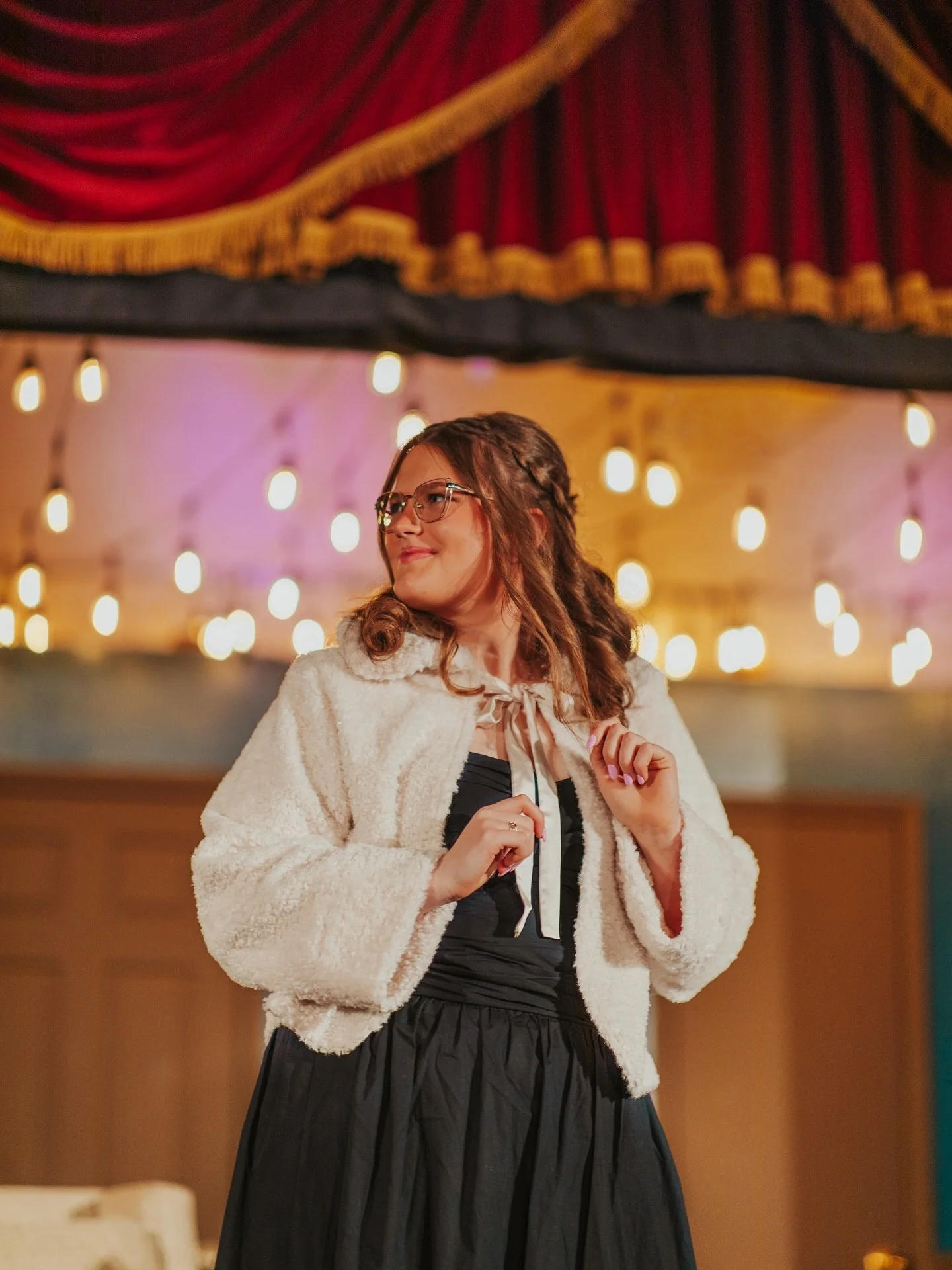 Senior photos with KAELIN!!! 🎶🩵🎭🌼🎀✨

We had the BEST time!!! 🤭 We started Kaelin&rsquo;s session at the cutest little theatre (shout out to @corbintheatreco for the best vibes!!!) We highlighted her love of the arts! Kaelin is so talented and s