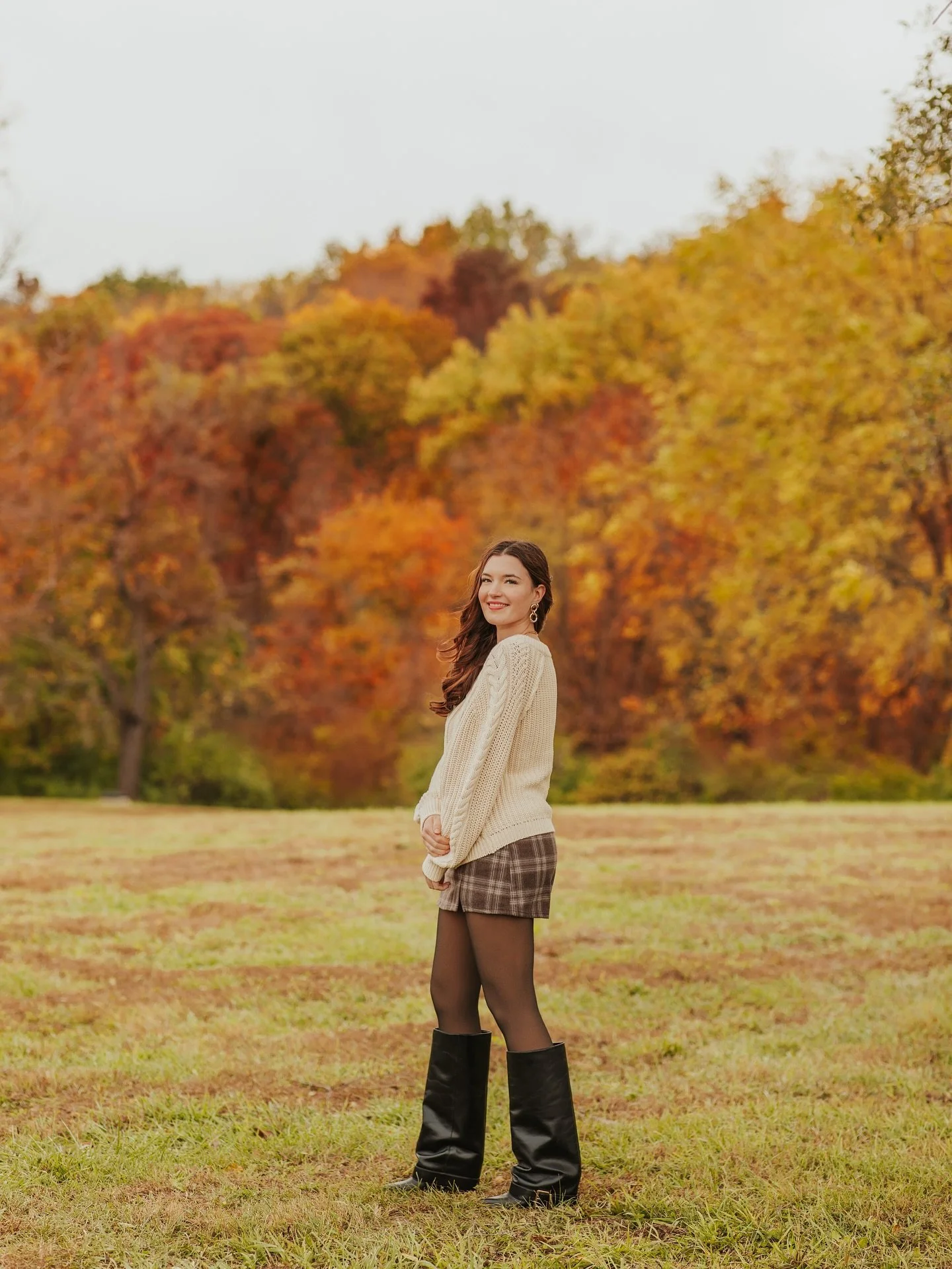Senior photos with OLIVIA!!! 🍁🍂🤎⭐️✨

A PERFECT fall senior session!!! The best vibes ever!!! We started with a lil studio moment (and her sweet cat, Kitty!) and then adventured around through creeks, lakes, fields and trees!! 🌾 Also got to incorp