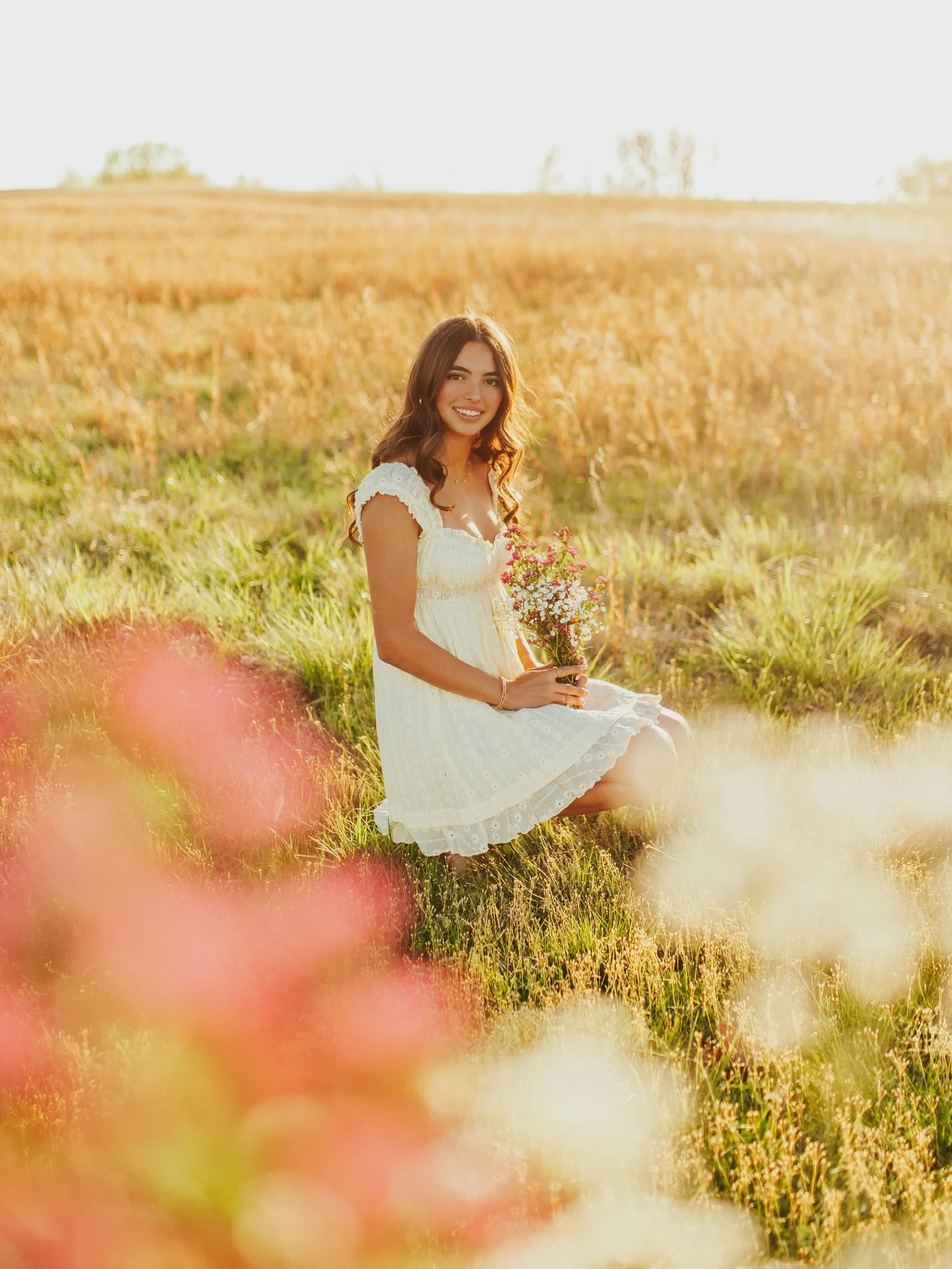Spring senior photos with Brooke! 🌷🌸🩵🌿✨ Only the most vibrant + fun time ever!!! Brooke chose an all-time classic combo of Nelson Atkins + beautiful fields for her session!! Capturing posed pics, candids, and photos with her puppy, too. Just AMAZ