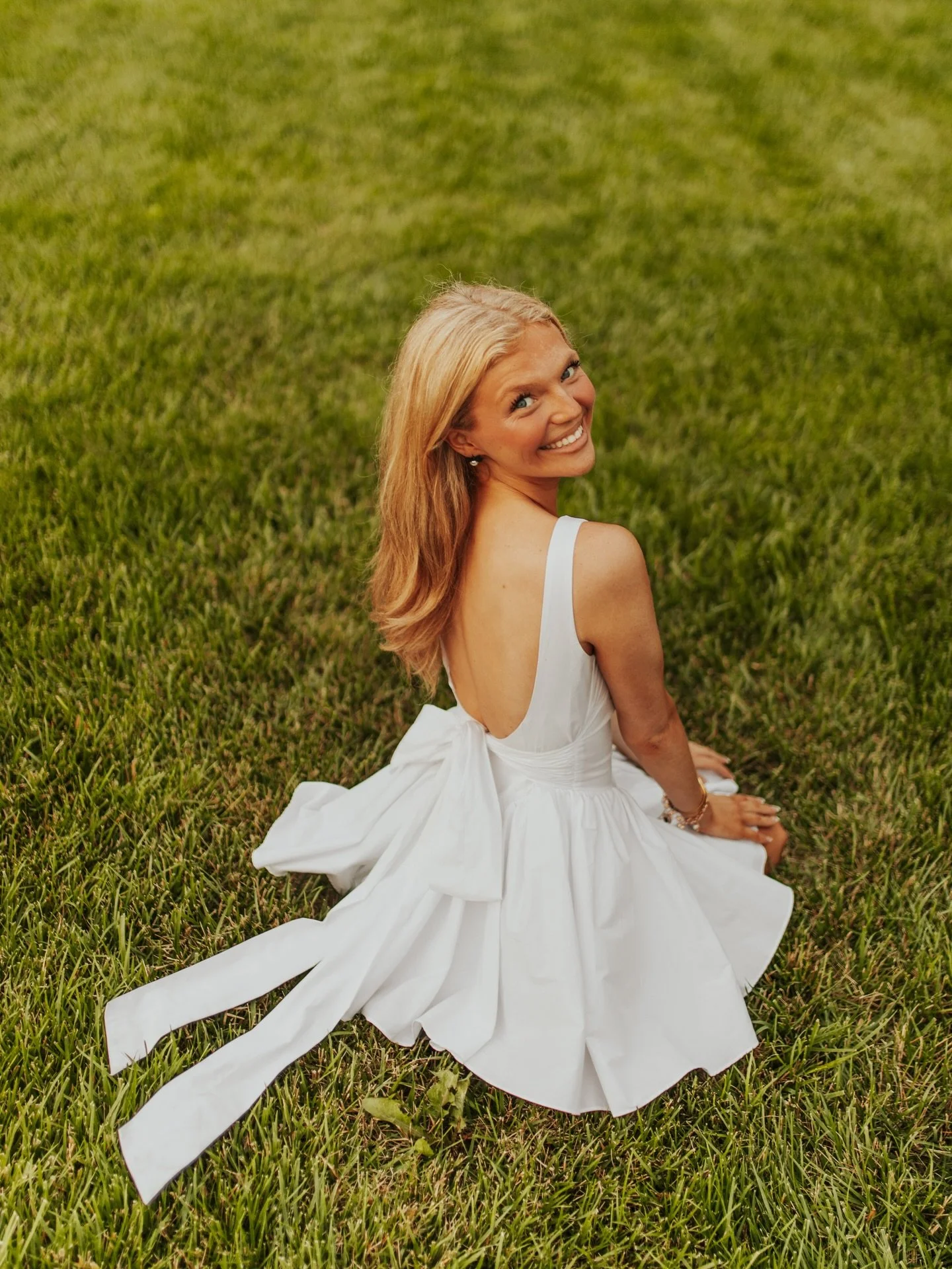 Dreamy, princess vibes from McKenna&rsquo;s senior photos!!! 💫🌸⭐️💖✨

I mean&hellip; ARE YOU KIDDING?!! The cutest dresses (don&rsquo;t think I&rsquo;m ever getting over the giant bow on the white dress!!!!), twinkle lights, colorful roses, and the