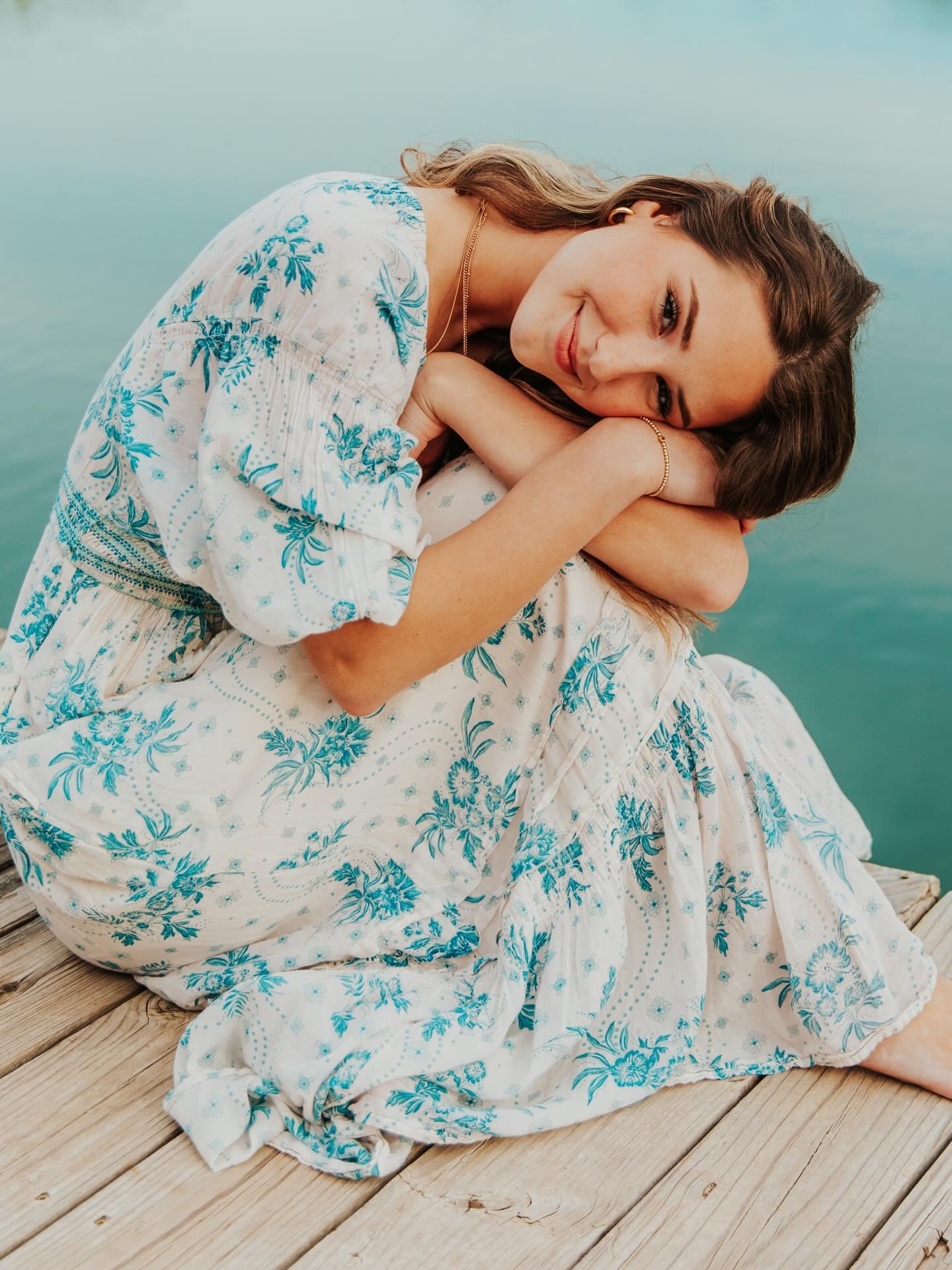 Happy Thursday!!! ⭐️💛✨ It&rsquo;s a sunny day and it&rsquo;s making me so excited for spring sessions to start in March!!! 🤭

Here are some of my very favorite shots from Gabby&rsquo;s spring senior session from April 2024!!! ☀️ The most amazing co