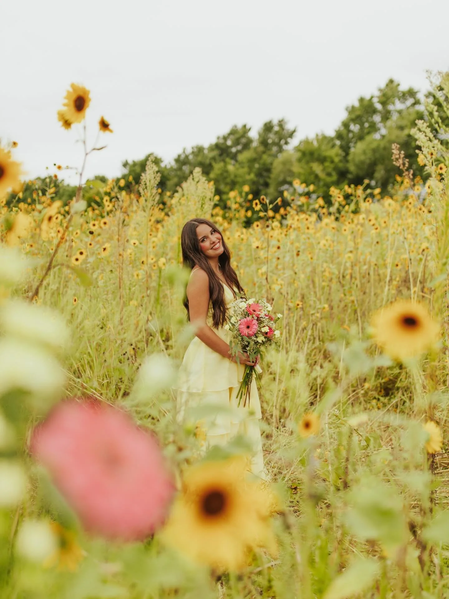 Let&rsquo;s chat about overcast sessions!!! ☁️🤍

I think it&rsquo;s mostly common to think an overcast day is going to look bland&hellip; no sun, no golden hour? How will my photos still look bright + colorful? 😳

I always encourage my seniors in m