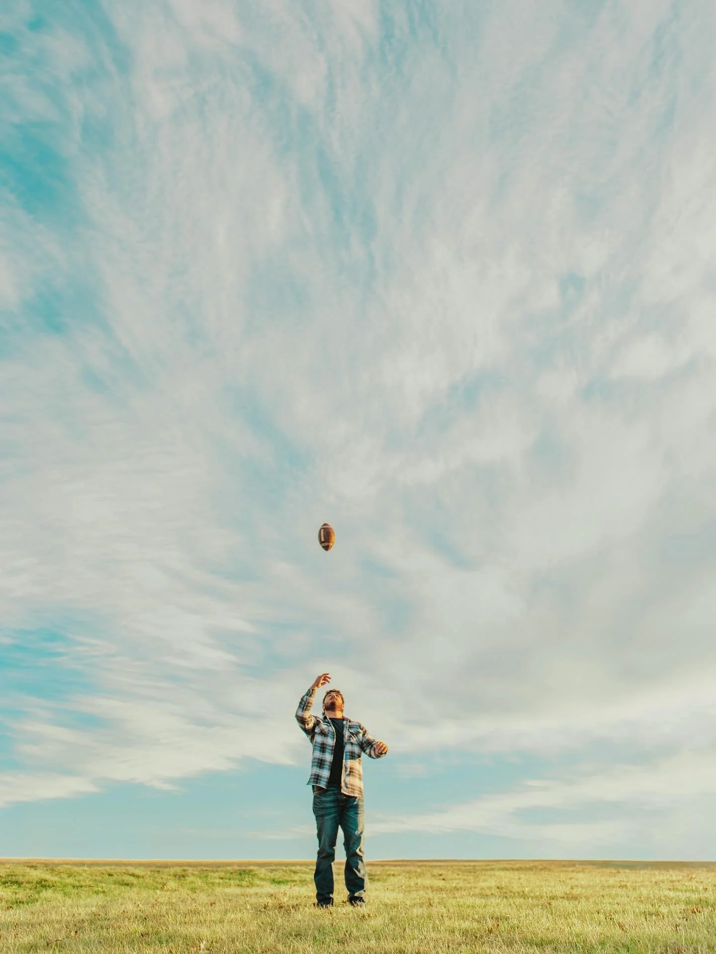 Senior photos with BROOKS!!! 🏈⭐️🌀✌️⚡️

Kicking off the spring with an awesome senior, that&rsquo;s Brooks!! A chill, laidback senior photos adventure to document this time in his life!!! 

I&rsquo;ve known Brooks and his family for such a long time