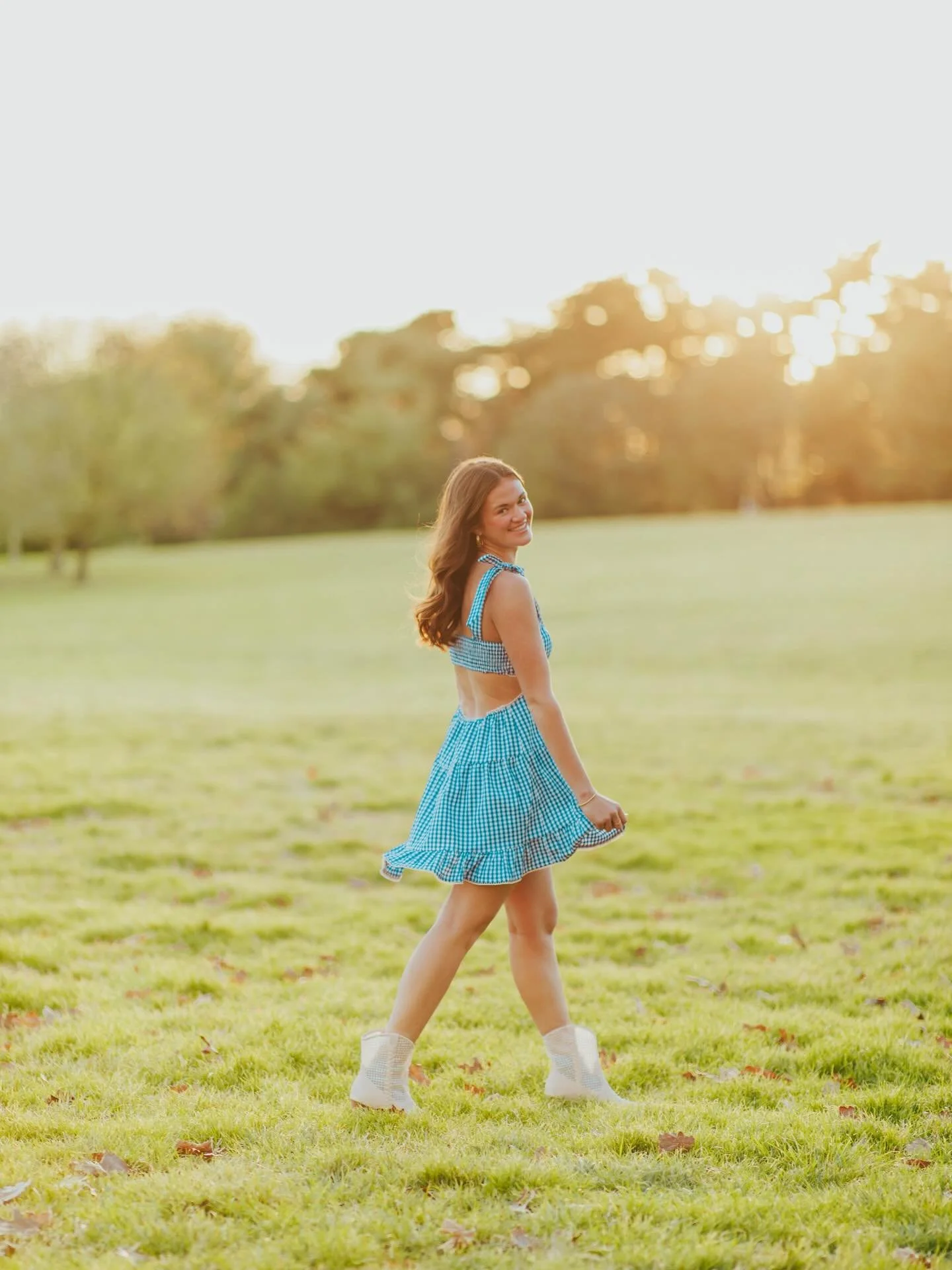 Senior photos with ELLE 🌸💐🩵🎀✨

A perfect senior photos night!!! Elle you ROCK!! So much fun creating with you and adventuring around Kansas City with you and your mom!!! From Nelson moments to Loose Park nature to making bouquets in the parking l