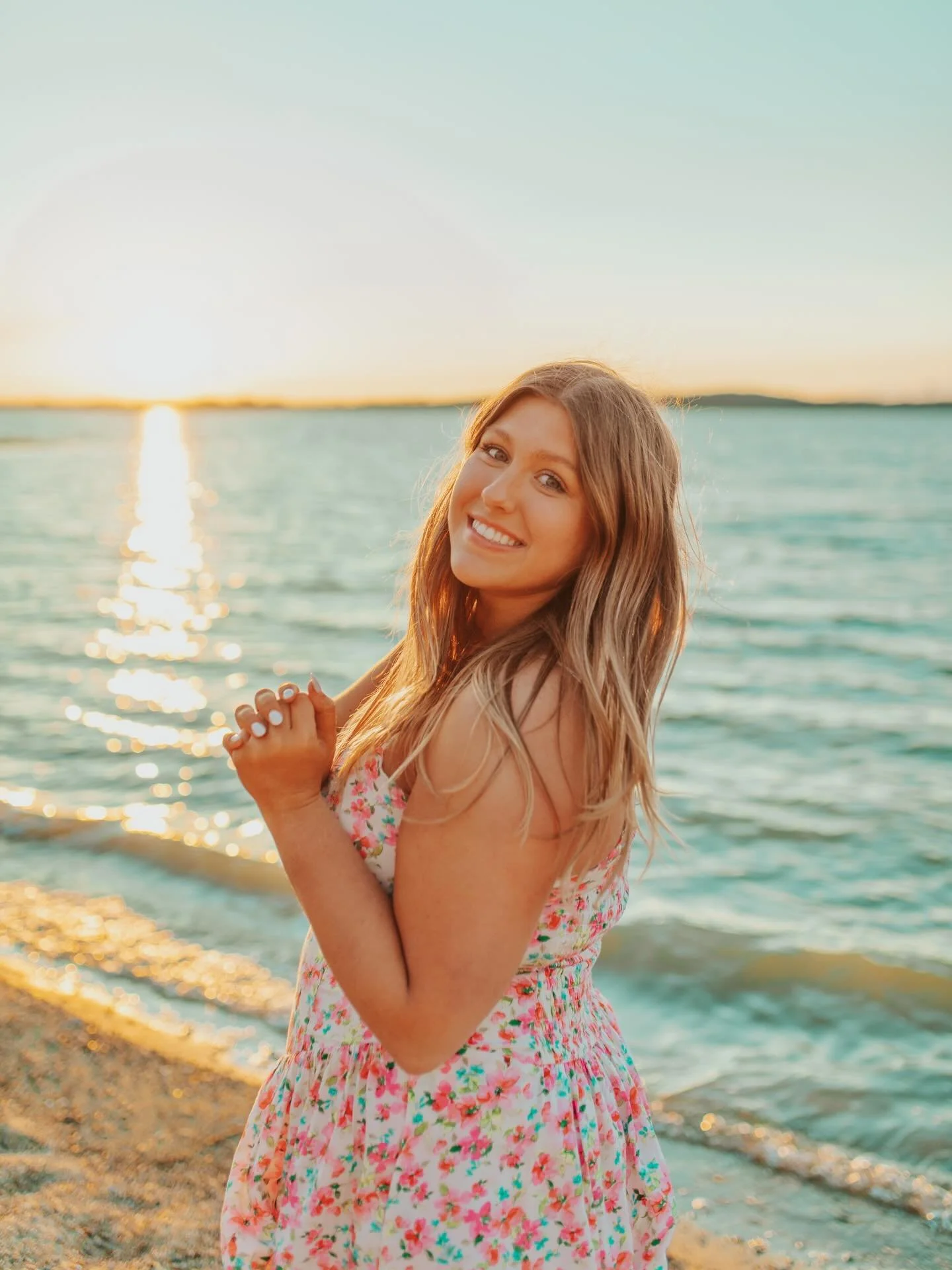Senior photos with SOPHIA!!! 🌸⭐️🩵💐✨

A PERFECT spring senior session!!! ✌️ The best vibes ever!!! We started with a lil adventure around Loose Park, where spring is finally showing up!! Then we ended in golden fields and sunset over the lake!! 🌾 