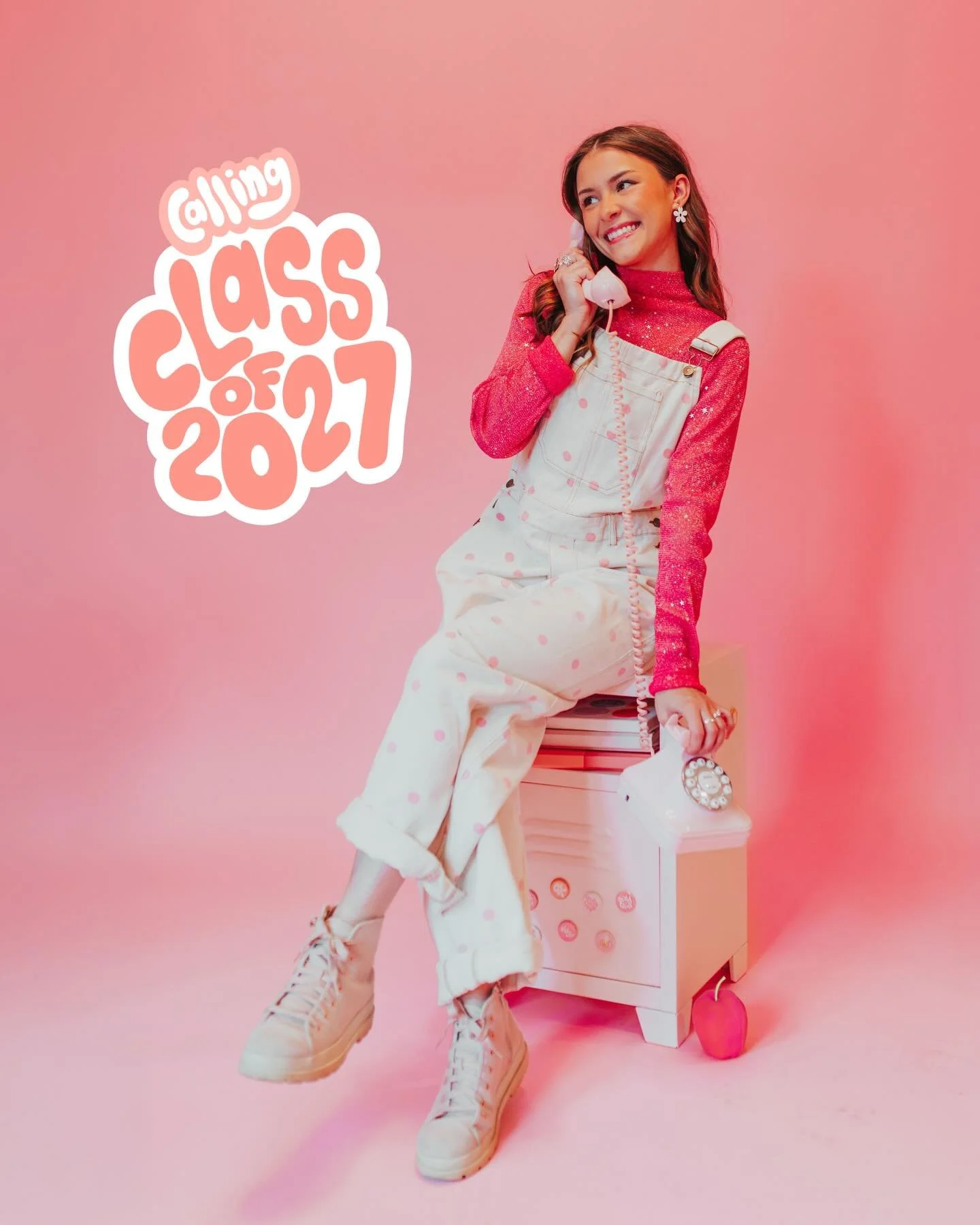 Calling class of 2027!!! 🌸☎️😋⭐️✌️

Grab your cap + gown, the party&rsquo;s going down! ⭐️✌️🌼✏️☀️✨OH YEA!! It&rsquo;s senior photos time!!! ✨ The best way to celebrate? ✨ By taking the most creative + colorful senior photos in Kansas City, DUH!!

L