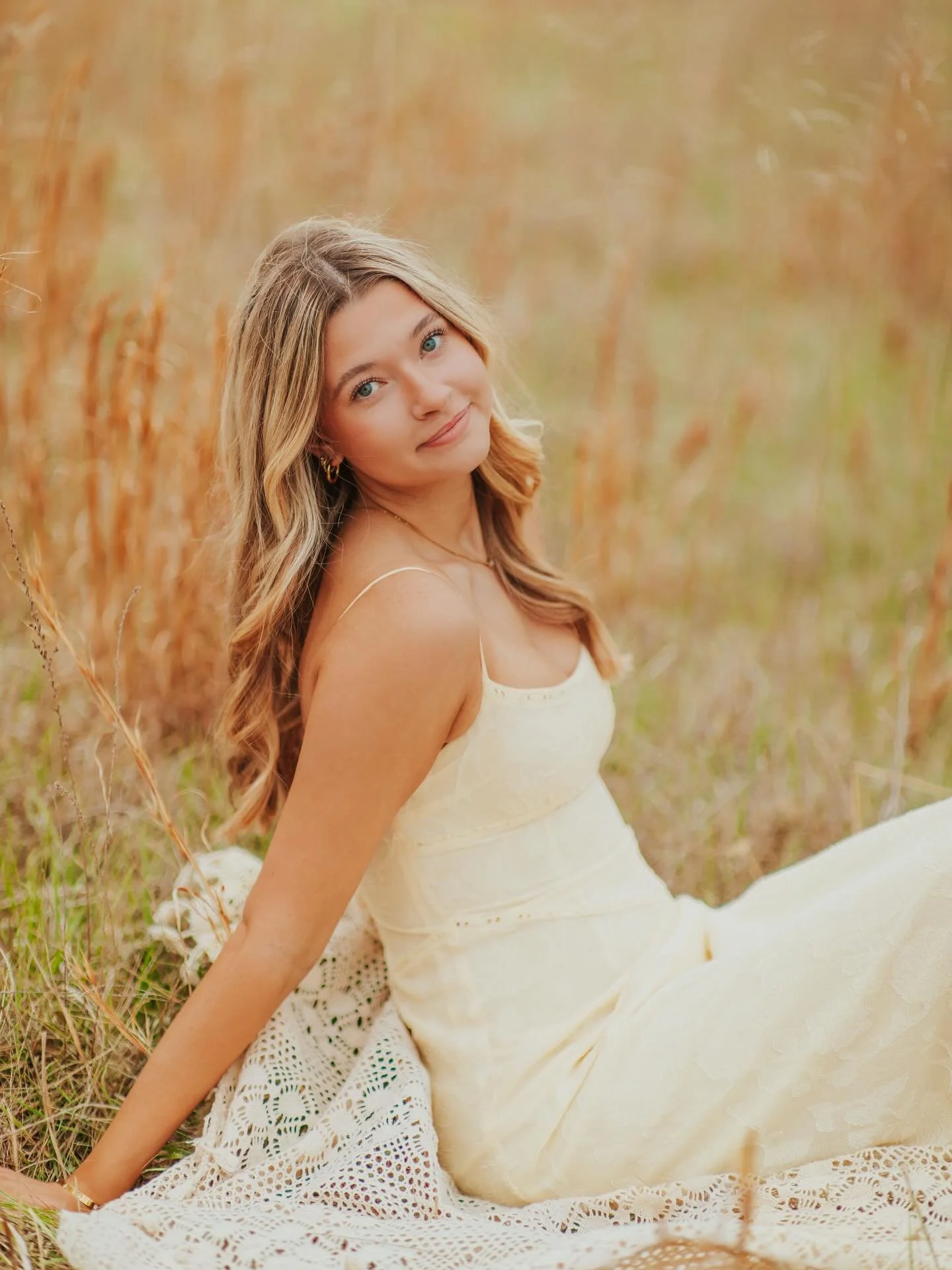 Senior photos with KATE!!! ⭐️🌅🩵🌾✨

Perfect spring senior photos with this girl!!! 💛 A truly amazing night exploring all around, creating senior photos magic! Fields, docks, and by the beach at the lake 🌾 Nature galore and such pretty outfits! A 