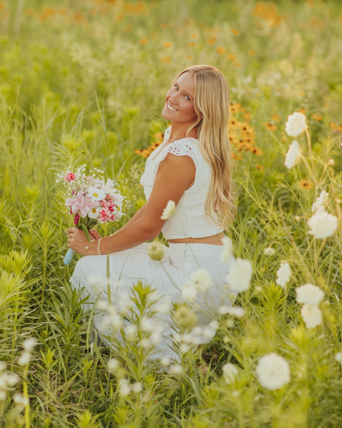 Senior photos with STELLA!!! 💫🌸🌼💖⭐️✨

Stella told me her dream senior session was full of sunshine, with bright + candid vibes, and lots of twirling + running!! 💫 I think we brought those dreams to LIFE!! 🤭 The best evening exploring bright lak