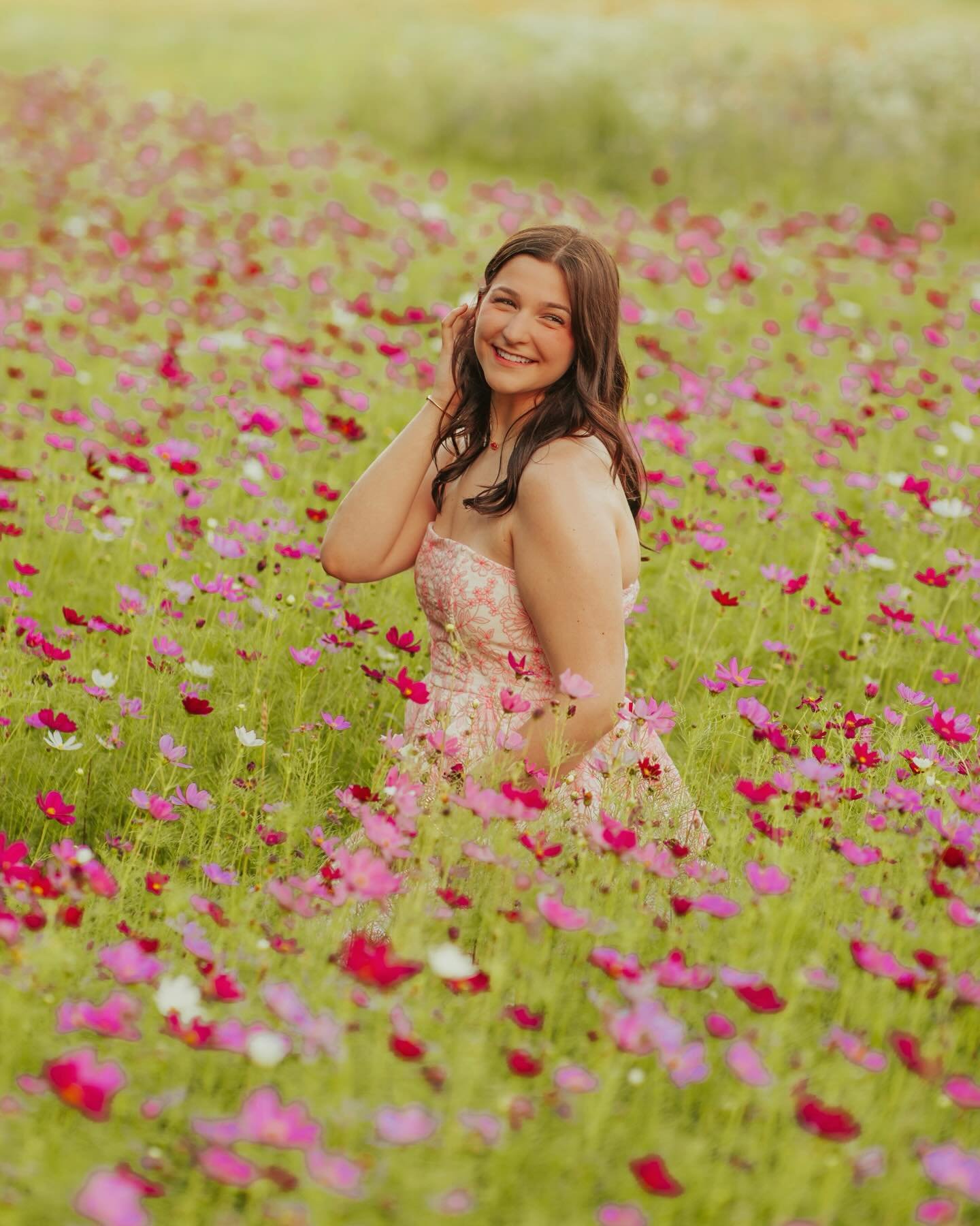 Senior photos with EMMA!!! 🌸🩵💫🦋⭐️✨

Just THE best senior session with this girl!!! 🌼 A floral dream (my first time at @wherethewildflowersbloomllc and it was UNREAL!!), sunshine, and all the colorful spots!! ✨ From flower fields to docks, and fo
