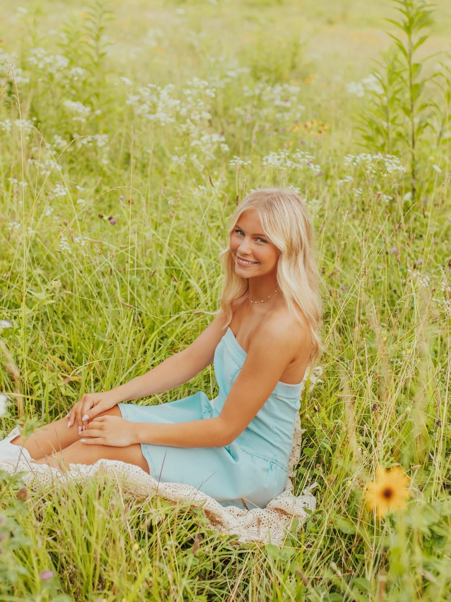 Senior photos with JANIE!!! 🌸🌼🩵🌿⭐️✨

Last night, we had the most AMAZING spring senior session ever!! 😝 Janie&rsquo;s dream senior photos looked like some classy vibes at Nelson for a bright + clean look!! As well as twirling in colorful wildflo