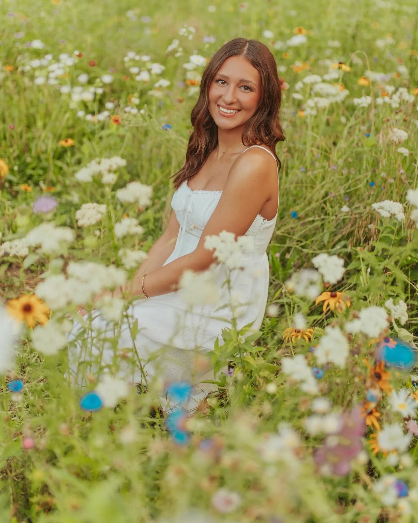 Senior photos with JONI!!! 🌸🌼💖✌️🌺⭐️✨

The most dreamy night!!! ✨ Joni wanted senior photos with pretty flowers, good lighting, and fun outfits!! Aka just a pretty, summer session!! So we did just that!!! 💫 The best mix of locations and truly jus