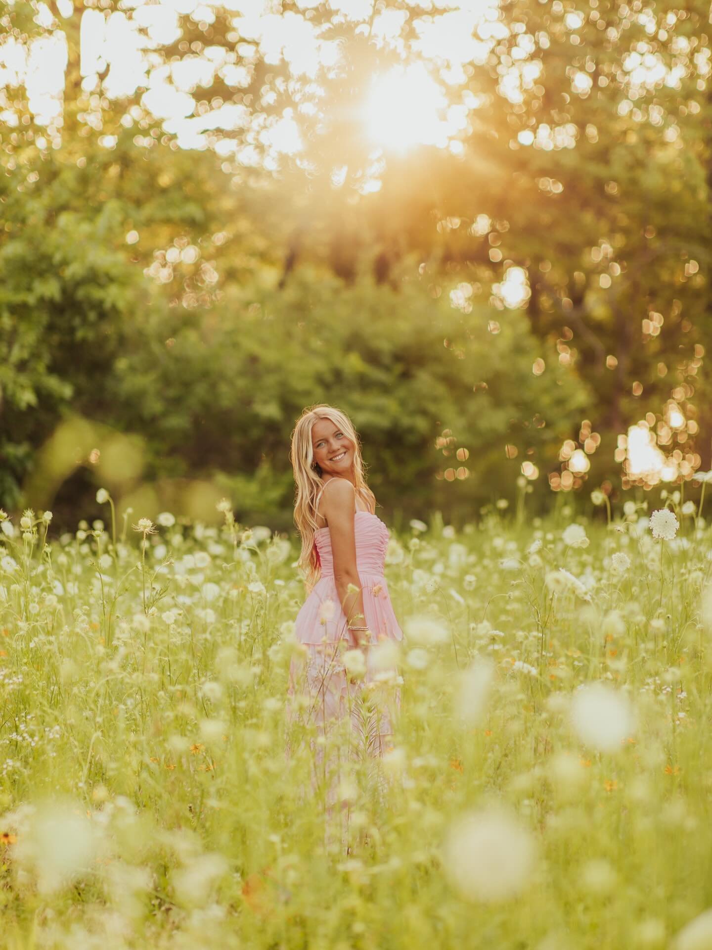 Senior photos with ELLIE!!! 🌼💫💖⭐️✨

What a magical night!! ⭐️ Just the dreamiest senior photos!!! The perfect mix of soft lighting + bright colors + stunning locations!! Ellie wanted fountains + flowers for her session so that&rsquo;s exactly what