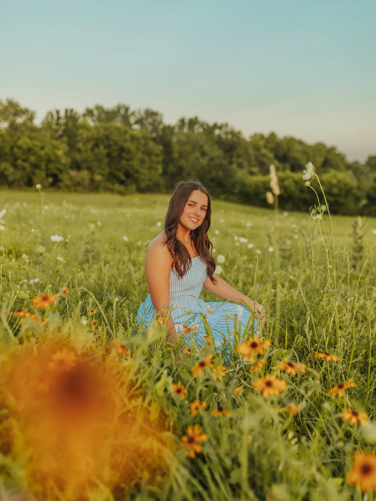 Senior photos with AMELIE!!! 🦋🌼🩵⭐️🌀✨

Ahh, so much fun with this new friend!!! 😊 Amelie has been dreaming of senior photos filled with flowers and fields at sunset, so we did just that!!! ☀️ From fountains to fields, each moment was a JOY! Truly