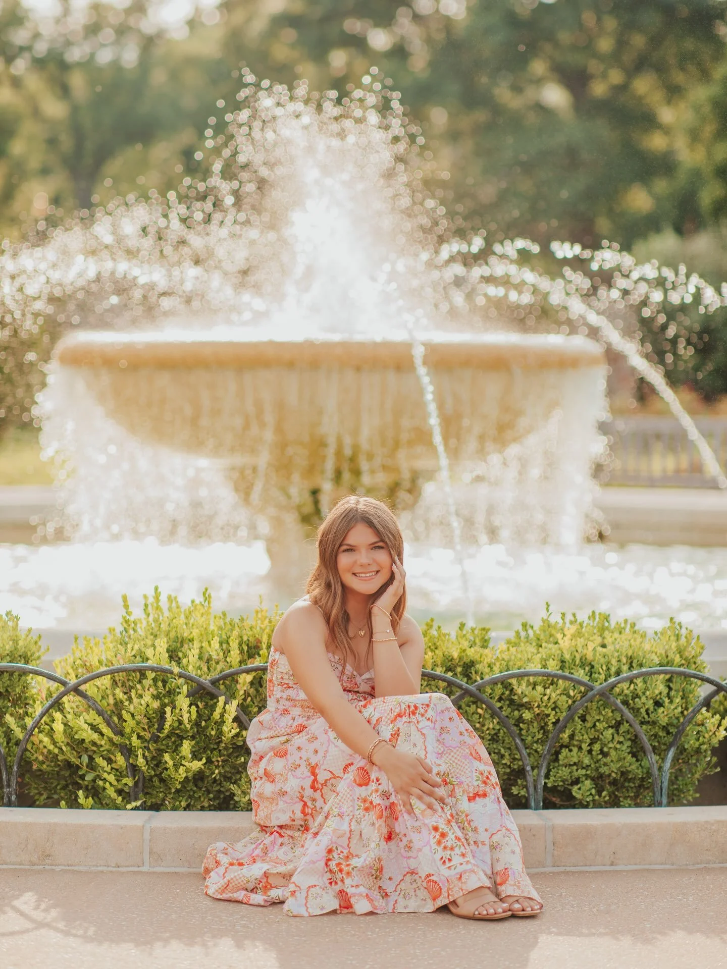 Senior photos with GRACE!!! 💫🌿💖⭐️💐✨ 

SO MUCH FUN!! 🩵 We explored all over for senior photos filled with bright colors + all the cutie nature elements!!! 🌼 The perfect backdrops of some of KC&rsquo;s best; Loose Park + Unity Village!! We had th