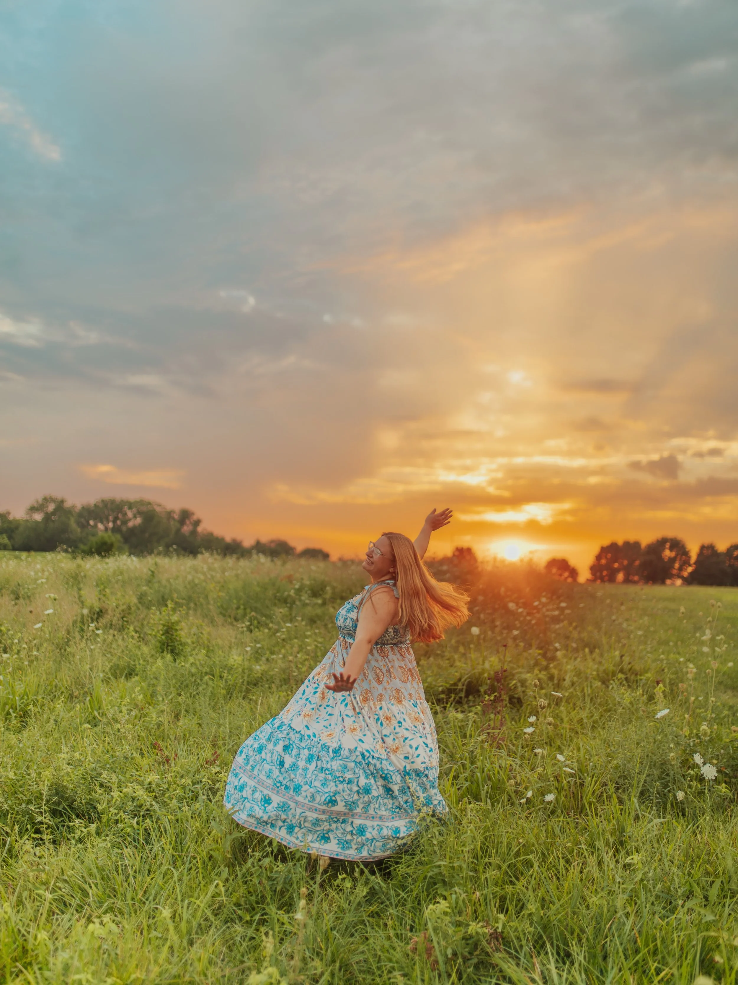 Senior photos with LACI!!! ☀️🩵🌿🌸✨ 

Just the brightest + most joyful night with the brightest + most joyful soul!!! 💫 Lacianna wanted senior photos with a golden vibe, with lots of wildflower field frolicking!! It was SO much fun creating togethe
