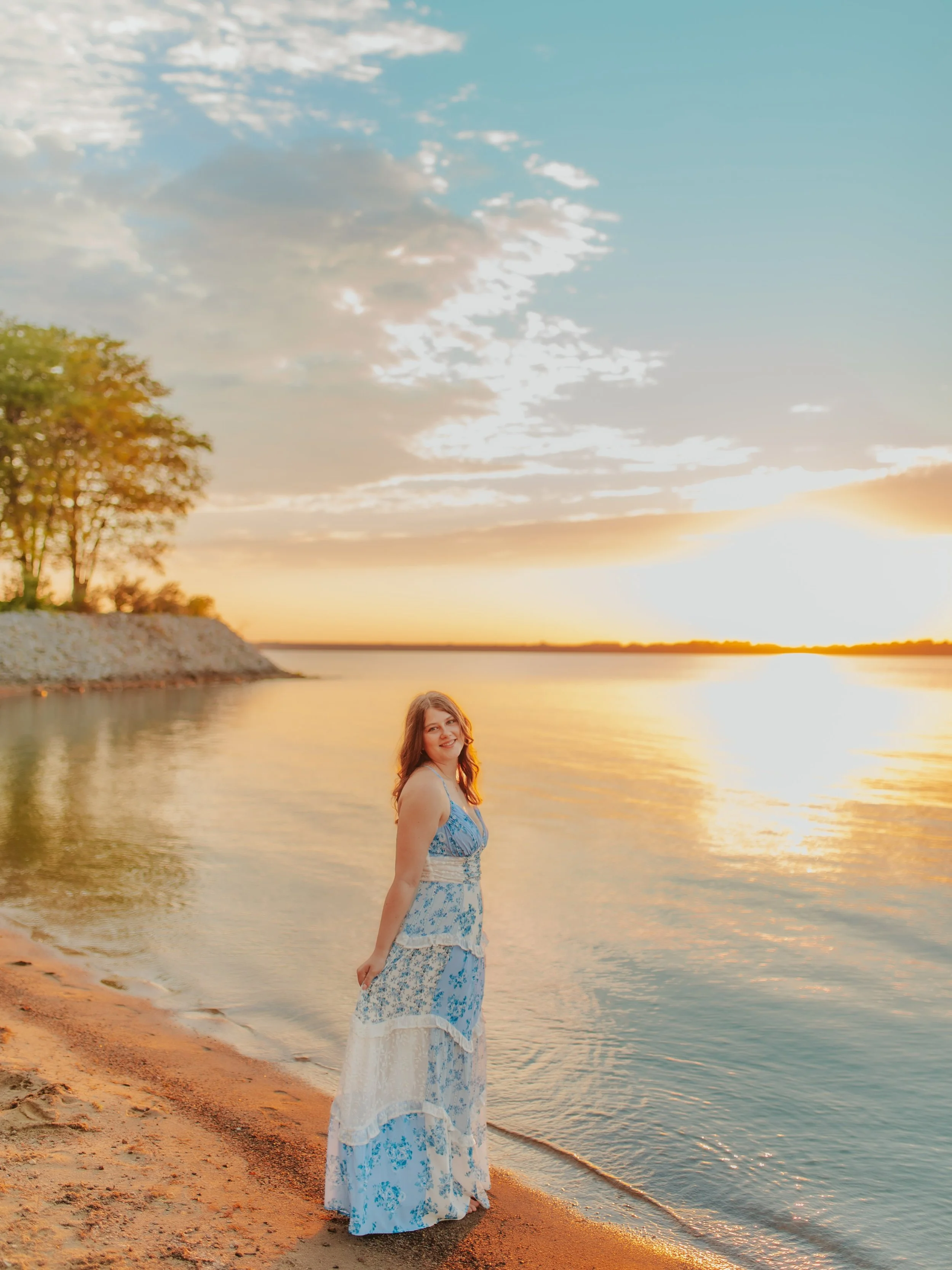 Senior photos with MADELYN!!! ⭐️🎷🌅🌼✨ 

The most amazing adventure around KC, capturing Madelyn&rsquo;s dream senior photos!! 🩵 A lil music moment at the Kauffman and then wildflowers + golden hour at the lake!! What an INSANE sunset!! 💫 Such a j