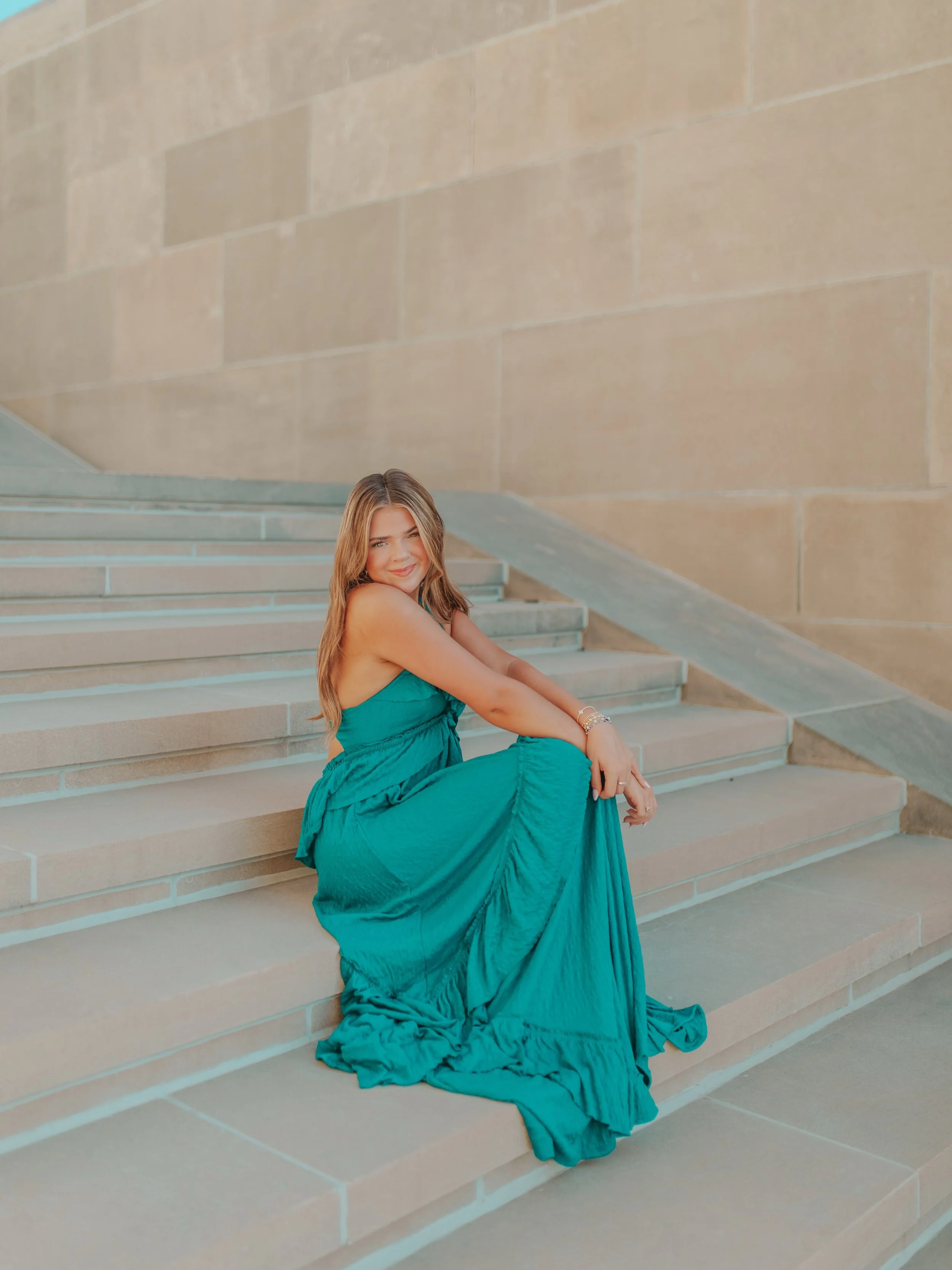 Senior photos with AVA!!! 💫🩵🌿🌼✨

Just the most dreamy night!! 🤭 We had ourselves a true senior photos adventure in KC! Nelson Atkins, Liberty Memorial, and fields and sunset on the docks 🌅 The best time creating and laughing and spending the ev