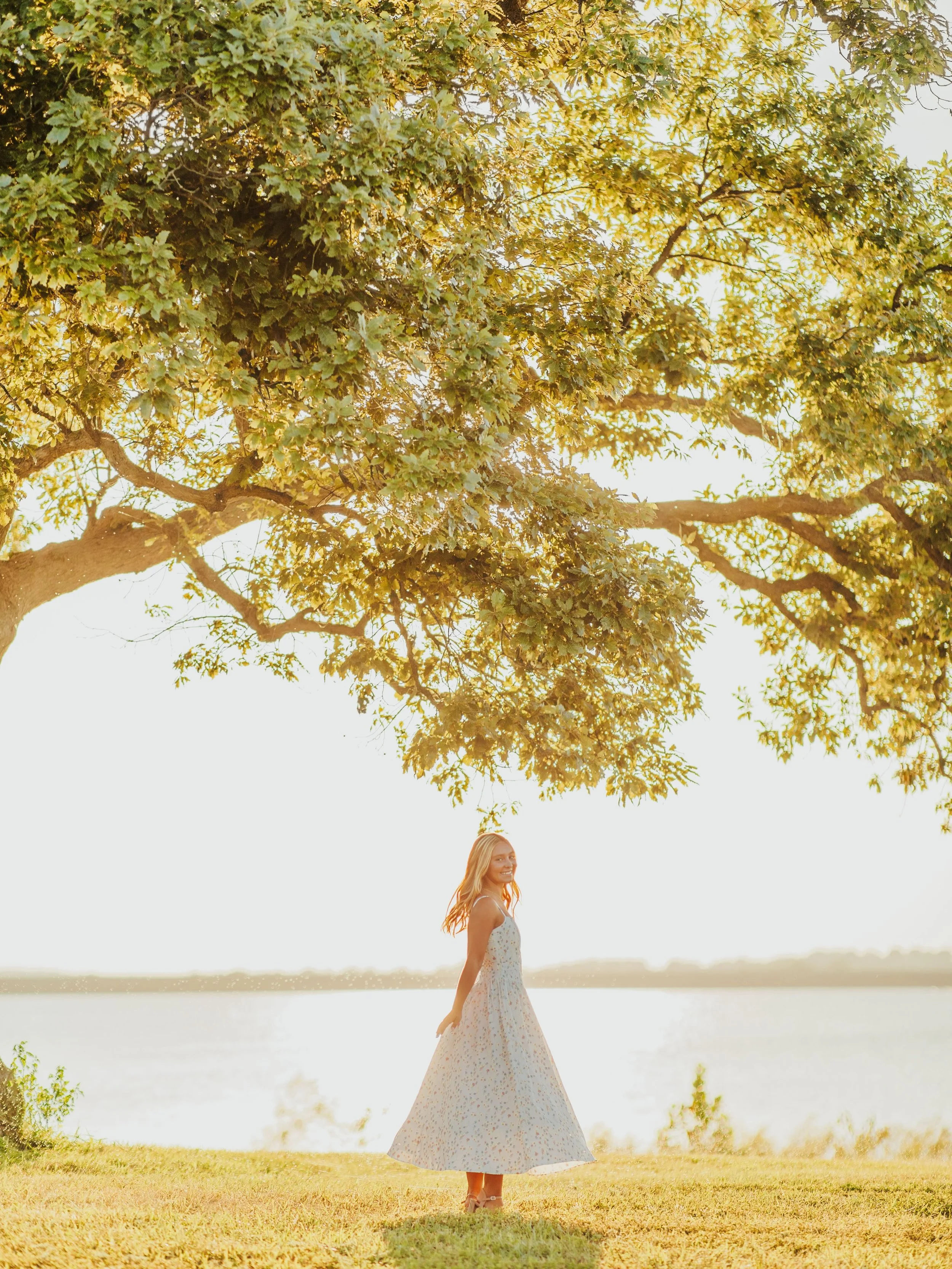 Senior photos with PIPER!!! 💫🌾🌅⭐️✨ 

Only the best photoshoot ever!!! 🤭 Piper had the BEST ideas for her senior session! From her favorite movie to her childhood stuffie to the cutest outfits!! 💿🧸💕 Each moment was a true JOY!! We had the best 
