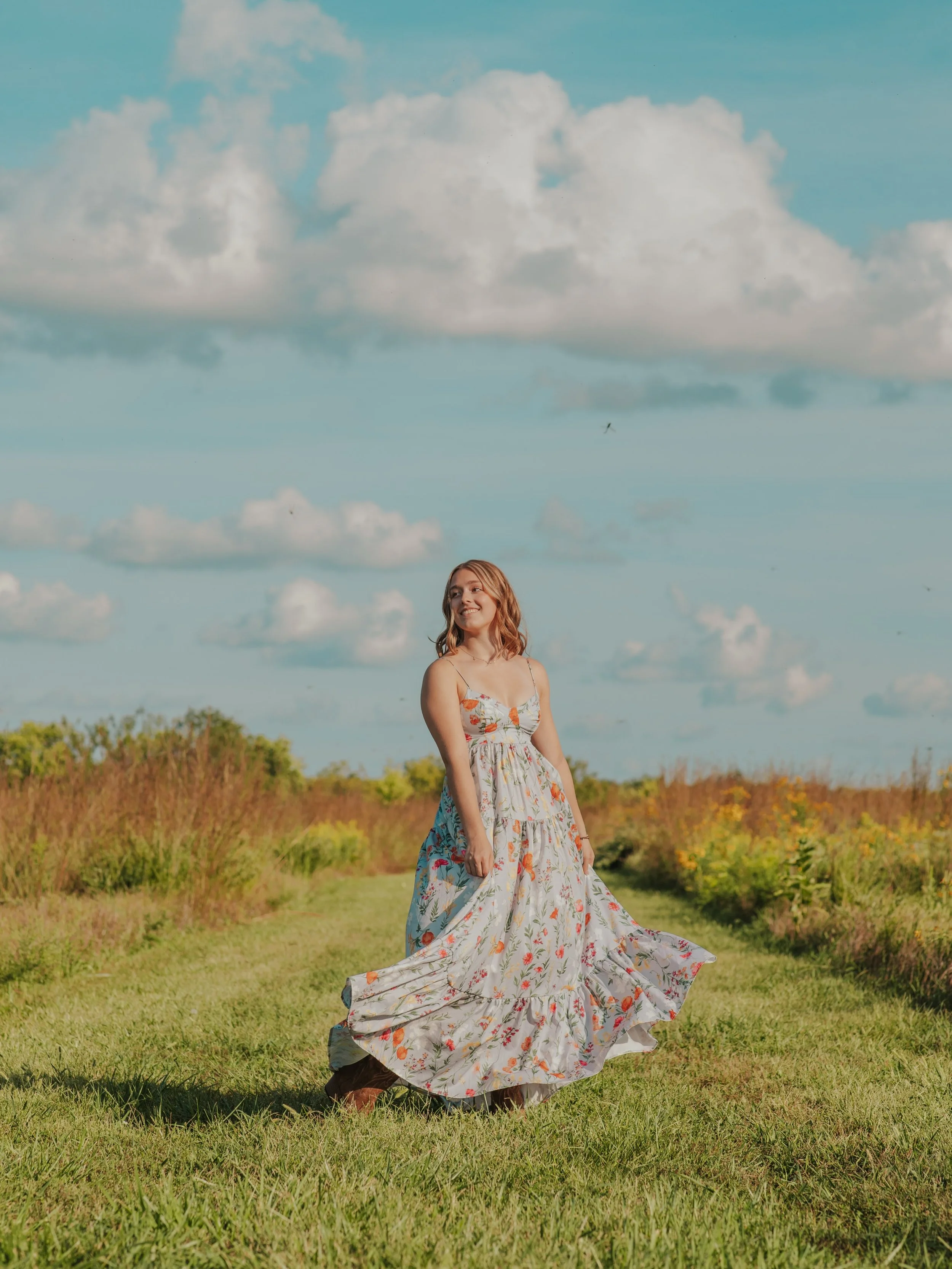 Senior photos with KAILYNN!!! 💫🌼🌅⭐️✨ 

Just the best night ever!! 💫 It was such a dreamy photoshoot!! From the most amazing weather to the most fun wildlife (can you spot the dragon flies in the first photo?) to the cutie outfits + photo spots an