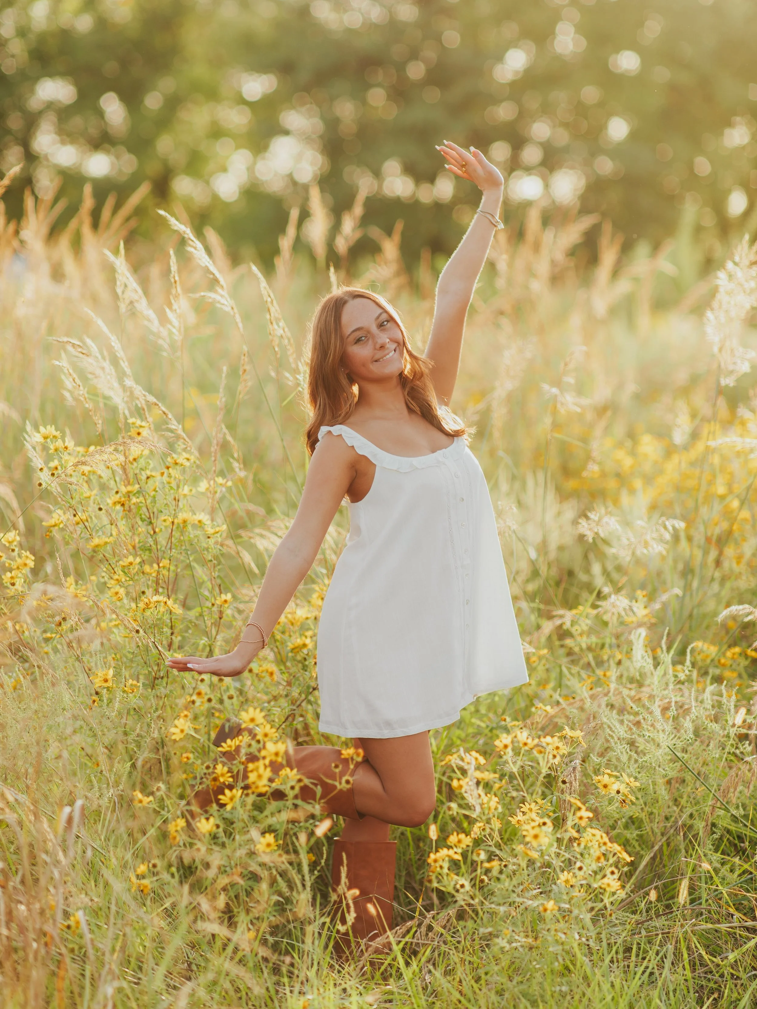 Senior photos with ELLIE!!! 💫🌼💖☀️✨ 

What a dreamy night!!! 💫 Ellie wanted a senior session that was nature-filled and on a beautiful, sunny night!!! 🤭 Unity Village and golden fields were the perfect spots for twirling, adventuring, and bringin
