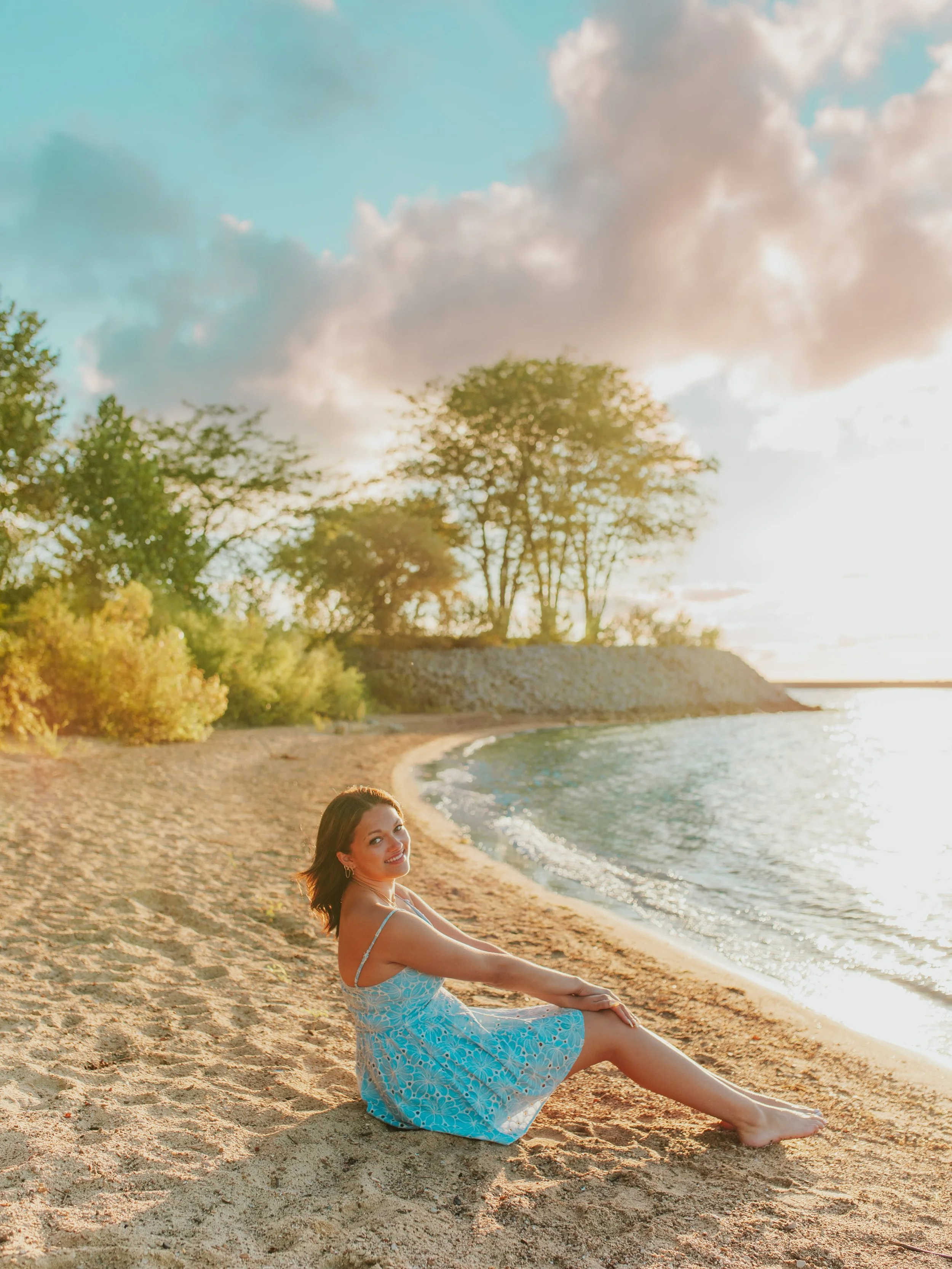 Senior photos with SIDNEY!!! 💫🌼🩵☁️✨ 

The dreamiest senior photos adventure!! 🤭 Sidney&rsquo;s dream senior session was nature-filled and colorful!! So we explored through creeks, fields, and lakes under some golden light and epic clouds!  It was