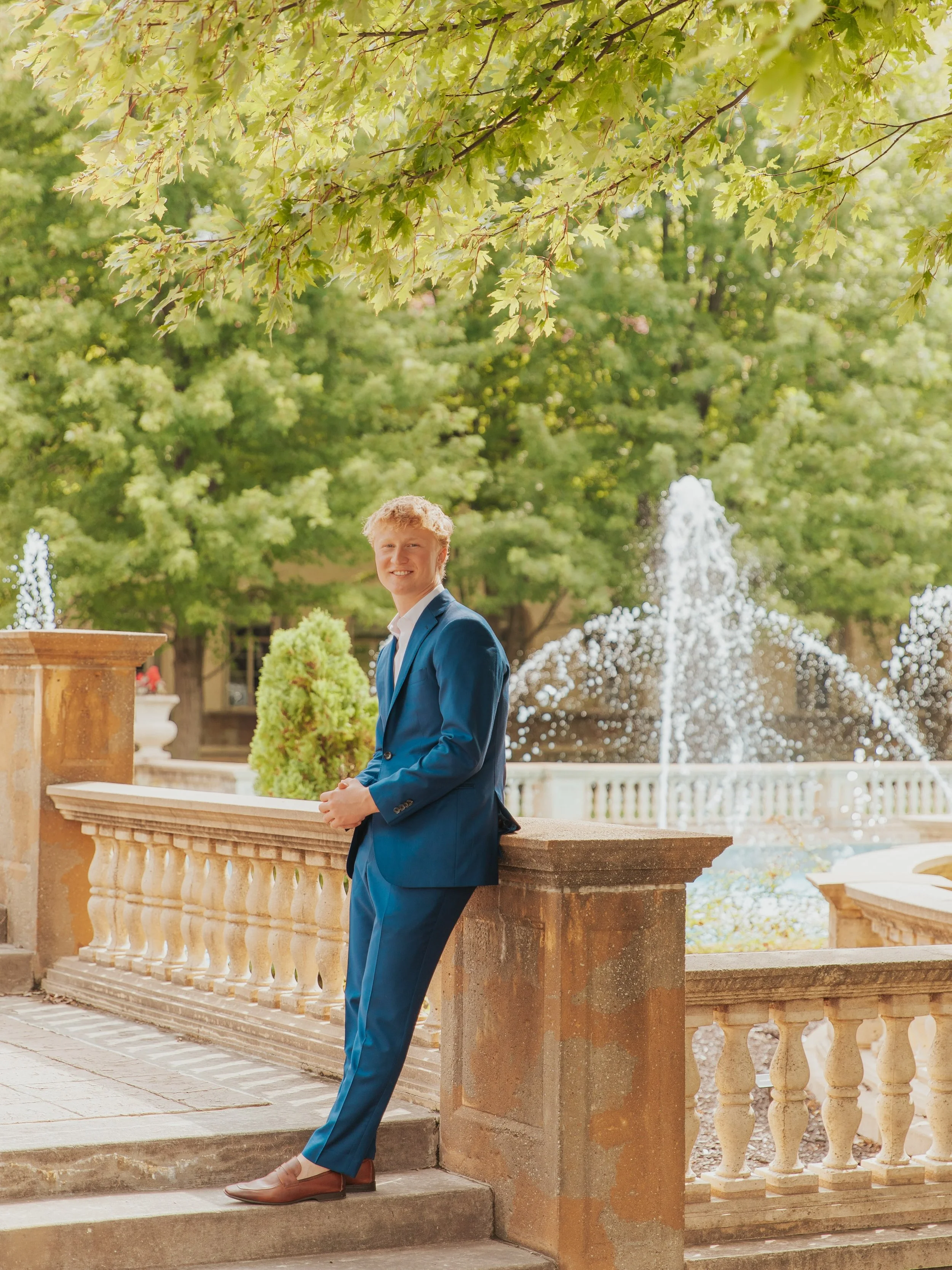 Senior photos with MATTHEW! 💫🌀⭐️⚾️⚡️

A chill, laid-back senior photo session for Matthew!!! Unity Village was perfect for a classy and casual vibe. He was so easy going and put up with all of my silly explanations for poses 🤪 Simple + easy aka th