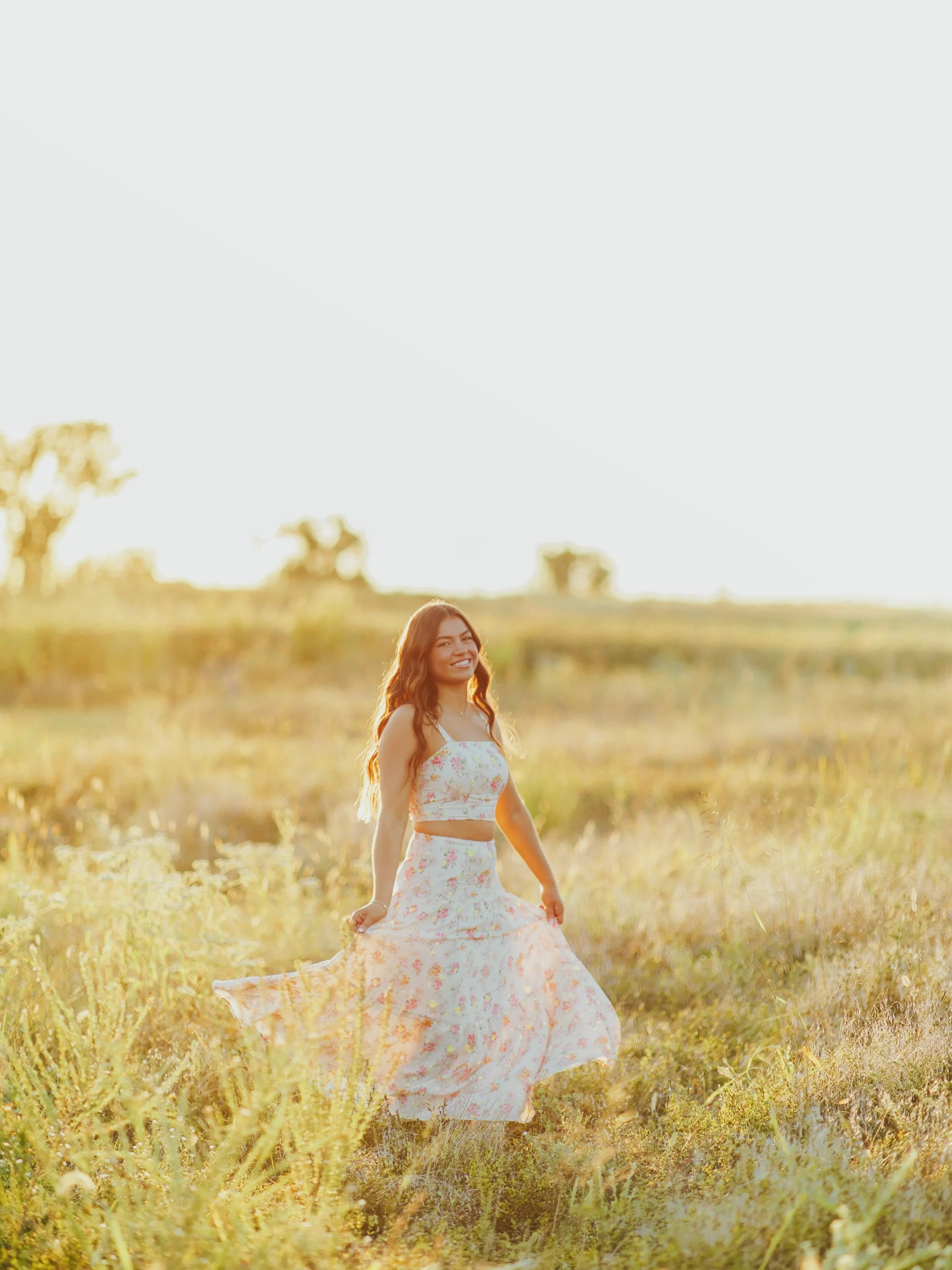 Senior photos with BROOKE!!! 💫💖🌼🌾✨ 

The BEST night ever!! 🤭 Brooke wanted a senior session that looked like a golden hour dream!! SO that&rsquo;s exactly what we did!! ☀️ We had the best time adventuring around under the golden light and bright