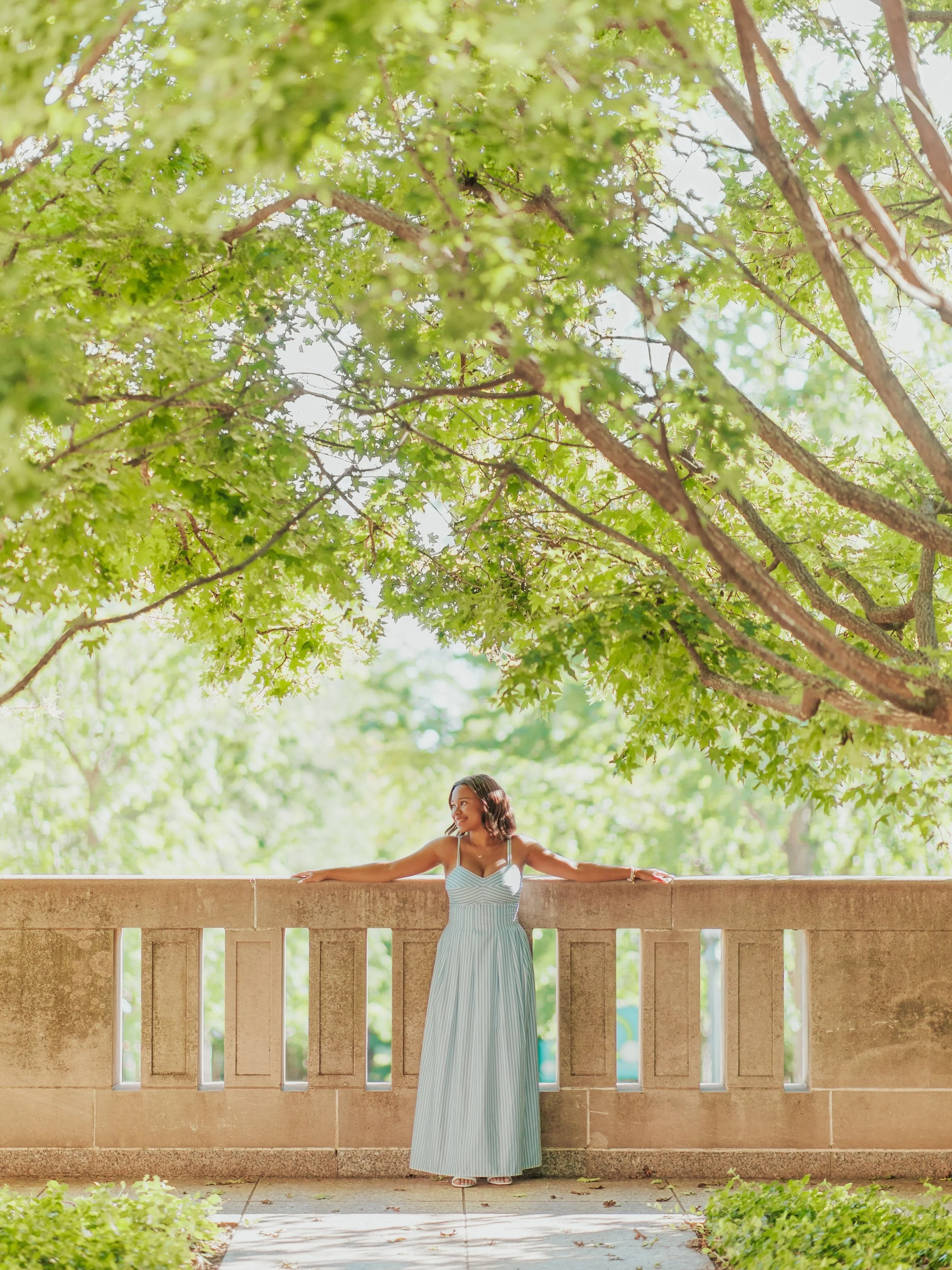 Senior photos with LAYLA!!! 💫🩵🌿🌾✨ 

The dreamiest senior photos adventure!! 🤭 Nelson Atkins + beautiful fields + water were the vibe for a colorful + fun senior session!!! We had an amazing adventure around KC, laughing, creating, and exploring 