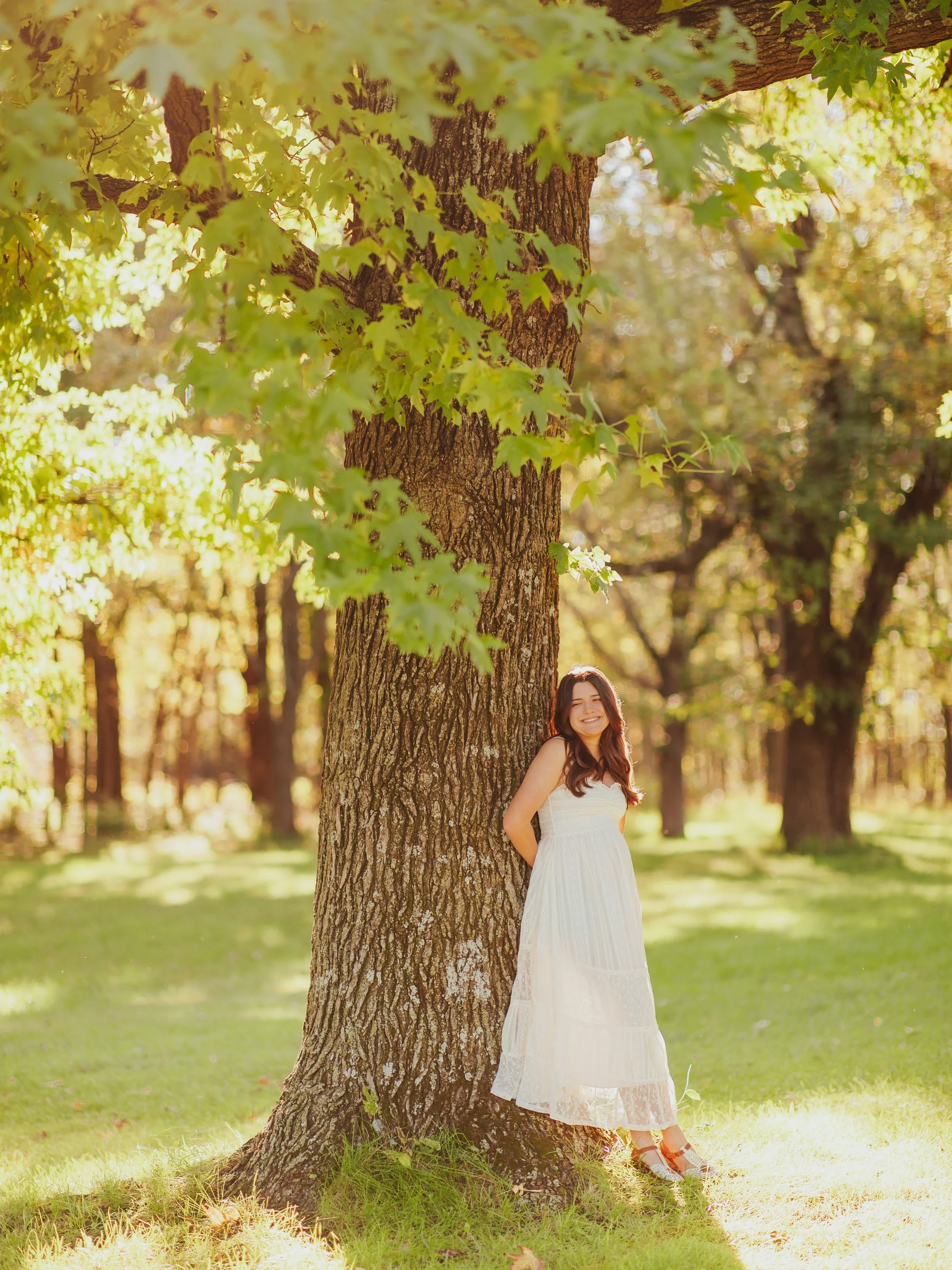 Senior photos with SOPHIA!!! 🌿🌳⭐️🌾✨ 

The MOST dreamy senior photos night!! 🤭 Twirling under oak trees, hanging out on docks, and adventuring around in the fields for the most epic nature-filled session ever!! 💫 We had the best time creating + c