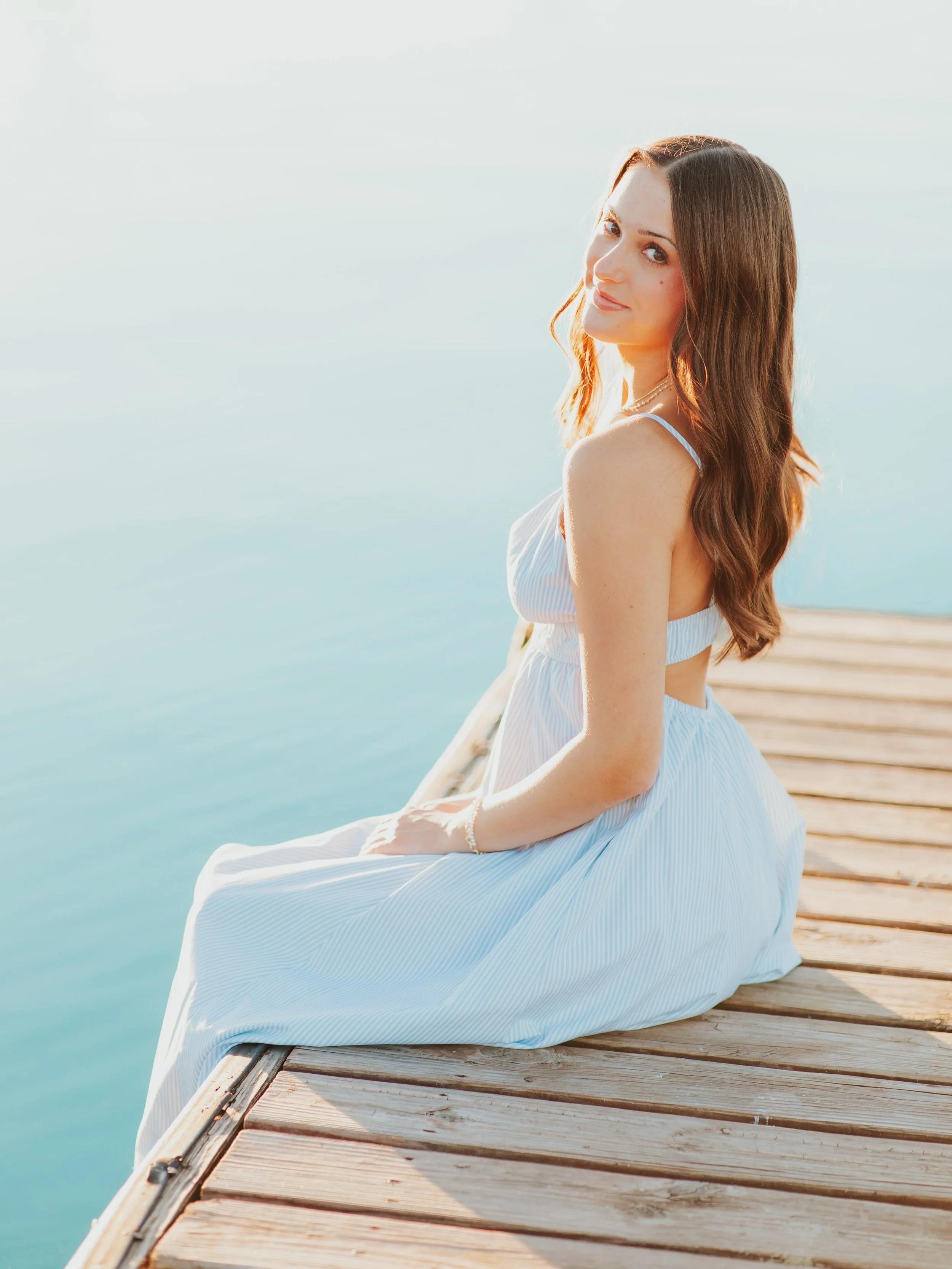 Senior photos with MARIN!!! ☀️🩷⭐️🌸✨ 

What an amazing senior session with this sweet senior!!! 🤭 We had ourselves an amazing adventure filled with fountains, roses, fields, and lakes!! Golden light and colorful spots were the vibe and it was perfe