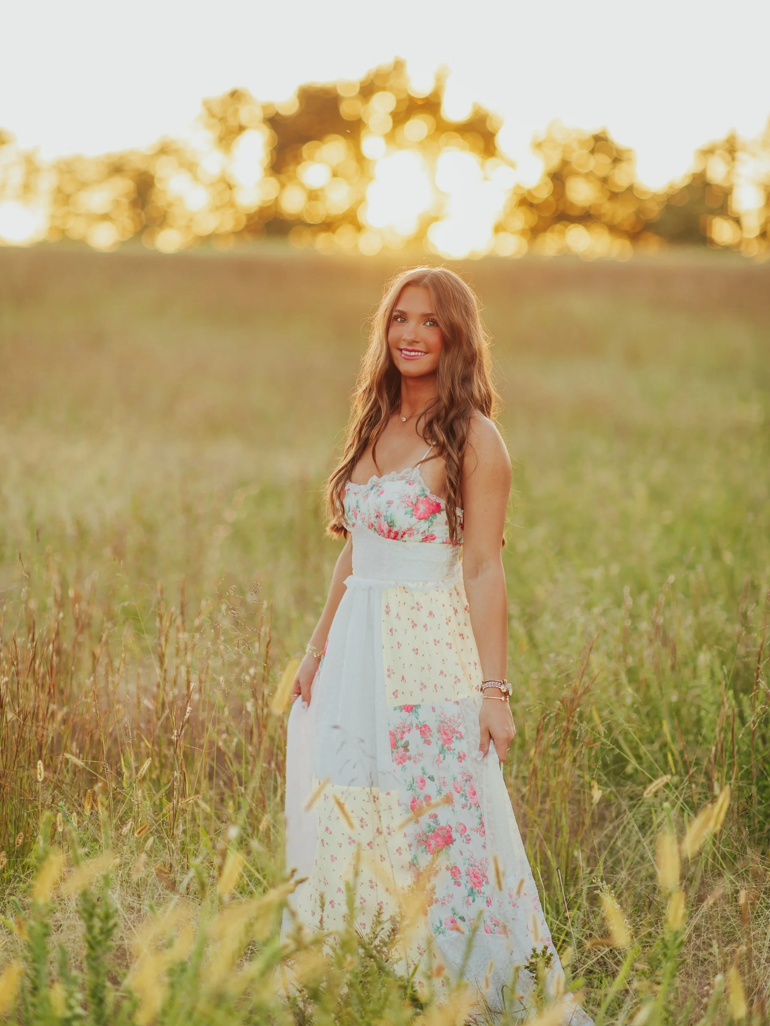 Senior photos with TULSA!!! ☀️💖🌅💫✨ 

Just THE best senior session with this girl!!! 🌼 A floral dream, sunshine, and all the colorful spots!! ✨ From fields to docks, and beautiful fountains + architecture at @unity.village ; we found all the creat