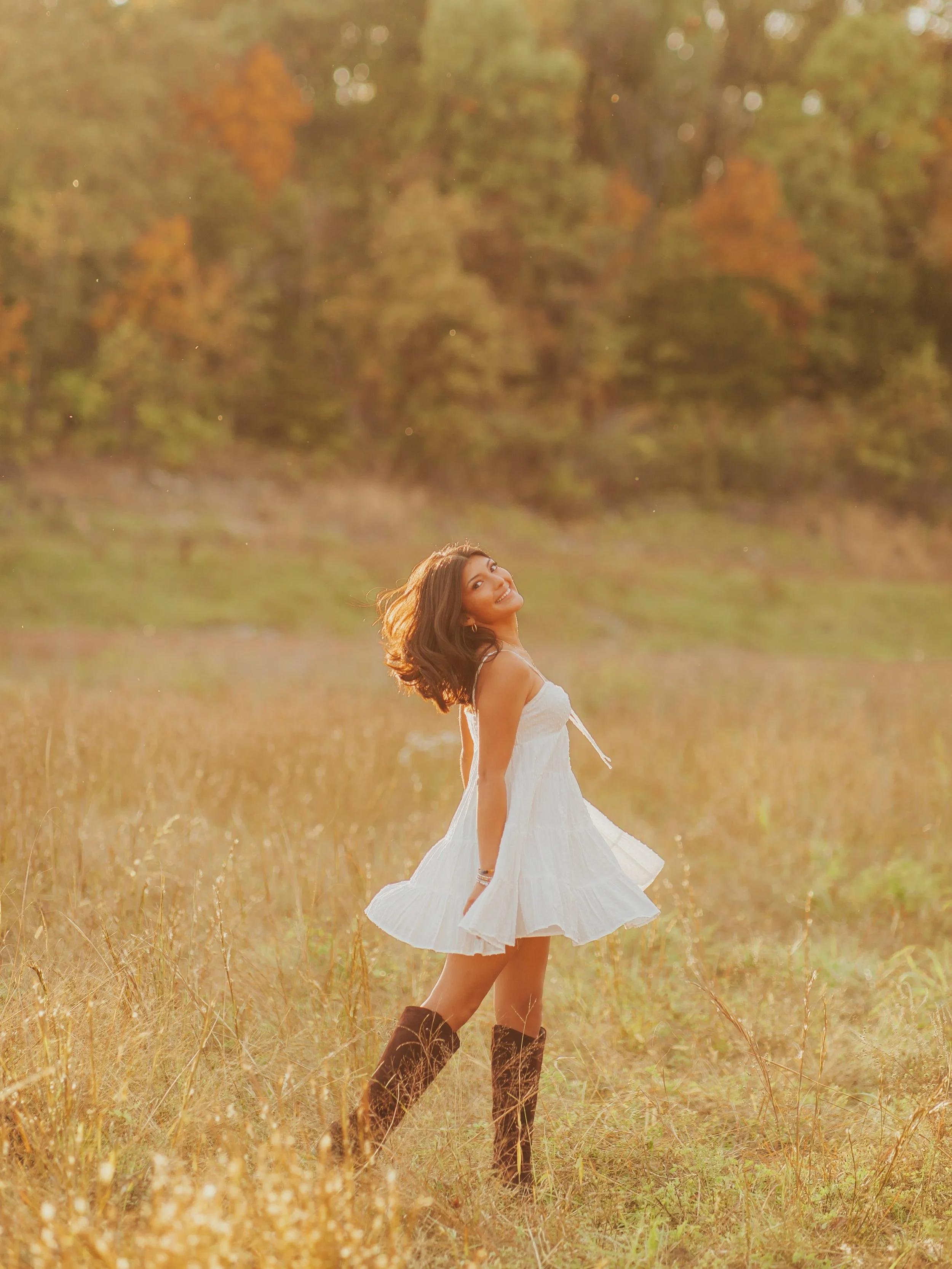 Senior photos with VALERIA!!! 🍂💖💫☀️✨ 

Only the most fun + carefree vibes with this senior!!!!! 😝 Valeria, my up-for-anything gal, was down for all the adventuring, running, and twirling!! A perfect mix of neutral fall vibes, but also a hot pink 
