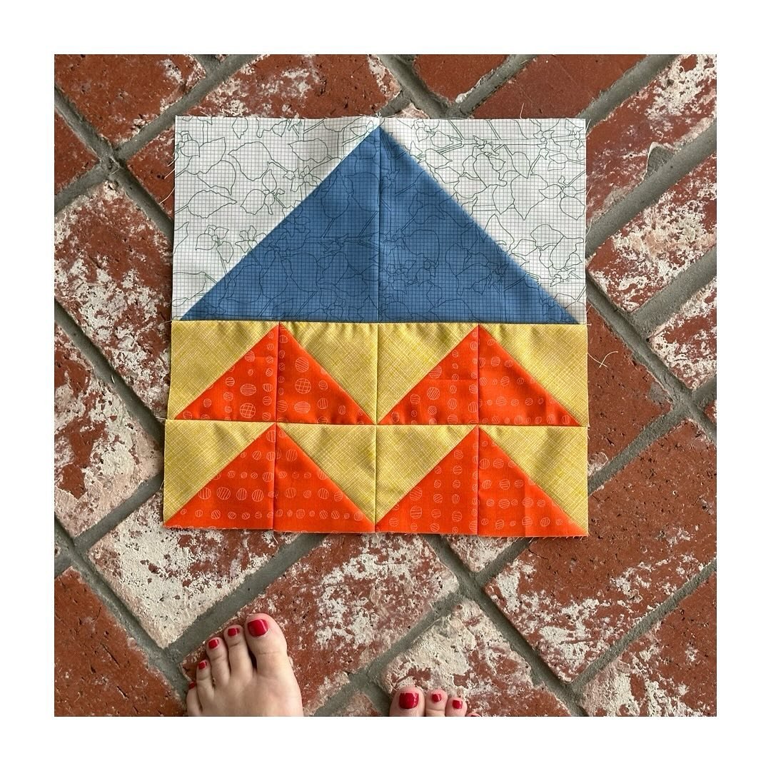 Needs a good pressing but here&rsquo;s my practice block for May&rsquo;s #notabeebee 🧵 
So many possibilities when playing with half square triangles. Swipe to see other options I had in mind. 

#carolynfriedlanderfabrics 
#halfsquaretriangles 
#pat