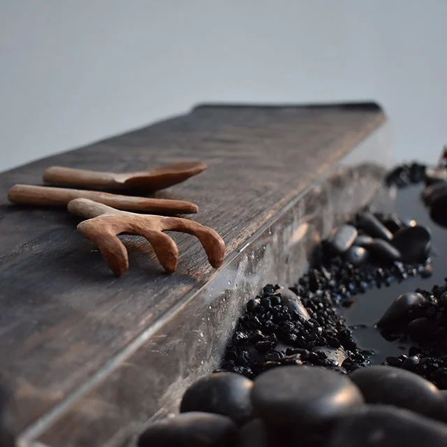 Riverbed is a guardrail mounted water feature for terraces and balconies in urban areas. The water drowns out noise while creating a relaxing experience. The user manipulates the rocks to create a stream of their own. .
.
.
.
.
.
#productdesign #indu