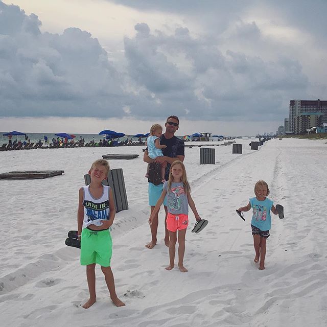 White powder sand beaches. They have their place too! 😁❤️🌊 Just don't take two handfuls of sand and throw it in the air in excitement, like Edith did, because that fine sand isn't coming out of anything. 👀🤦&zwj;♀️🤷&zwj;♀️ #kids #latergram #sunki