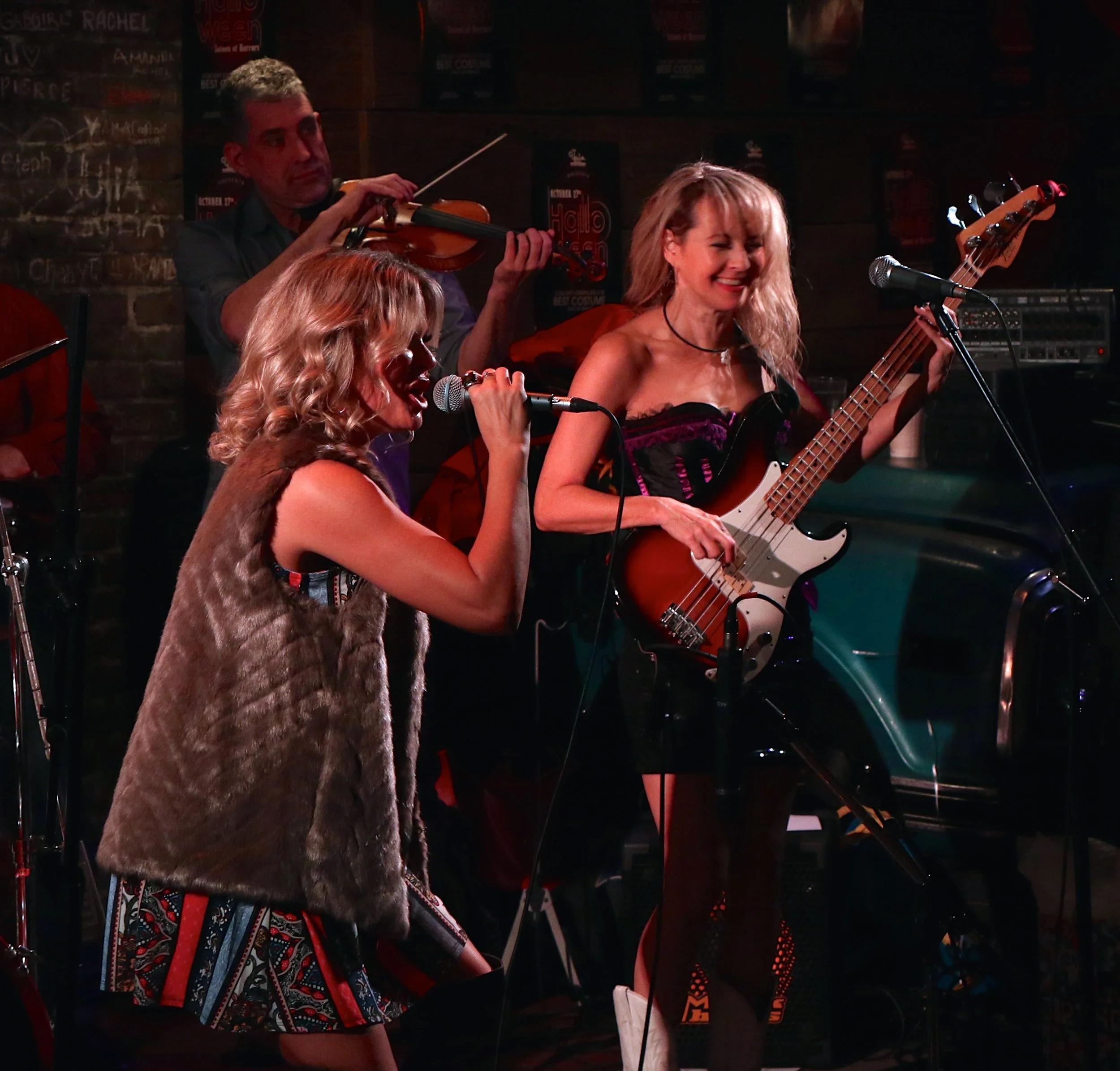 Jenni &amp; Las Divas at Toby's!