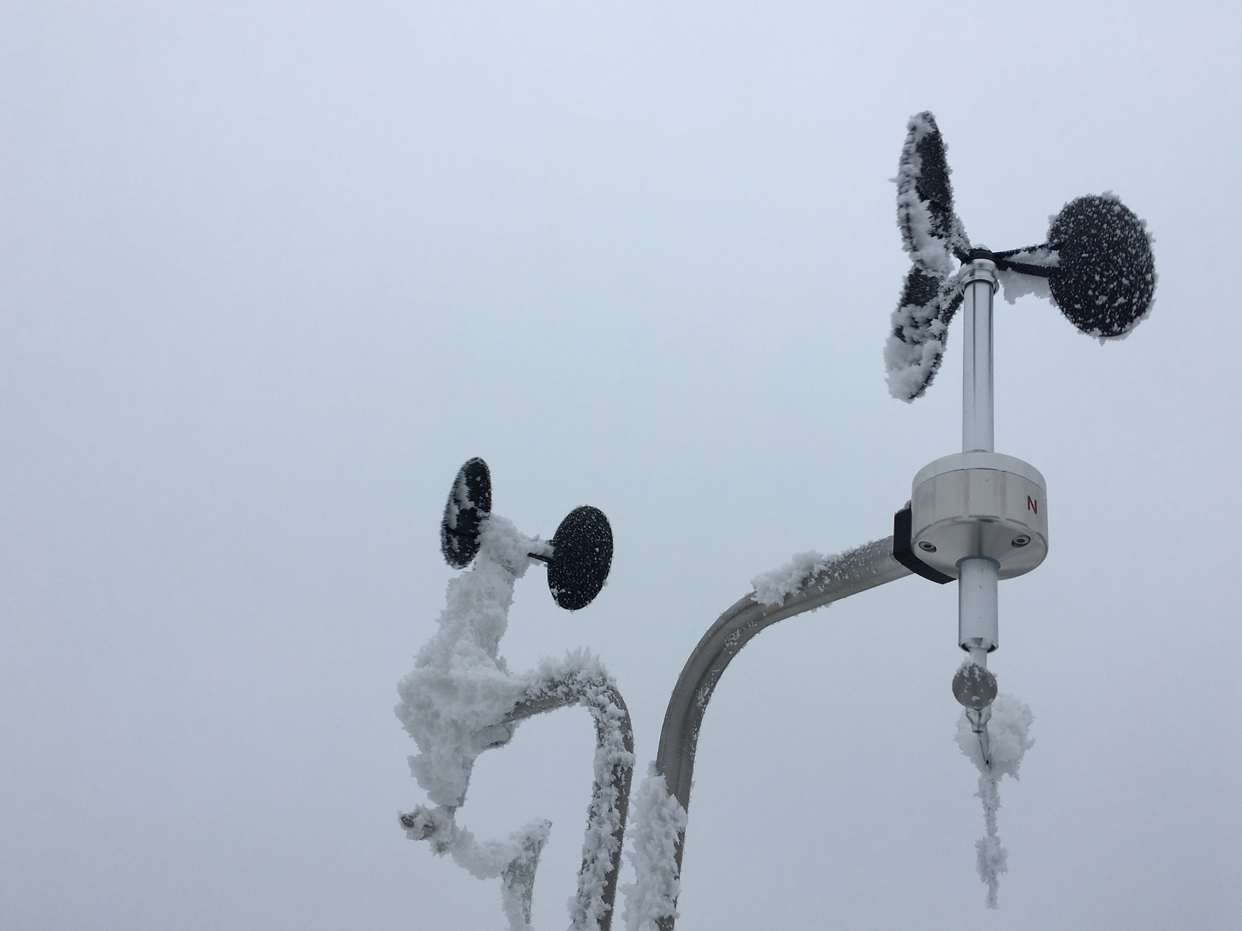 Heated anemometer and unheated anemometer icing