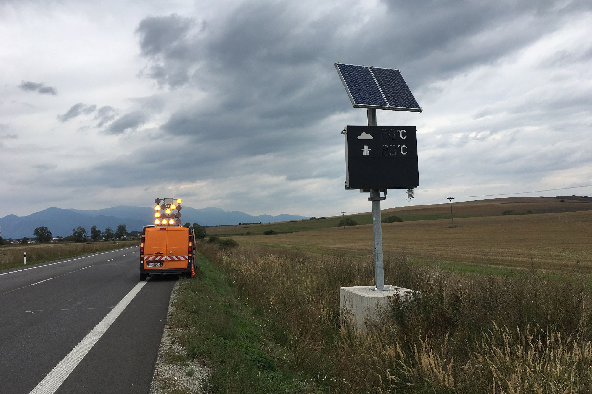 Road weather station with the helical MeteoShield Professional