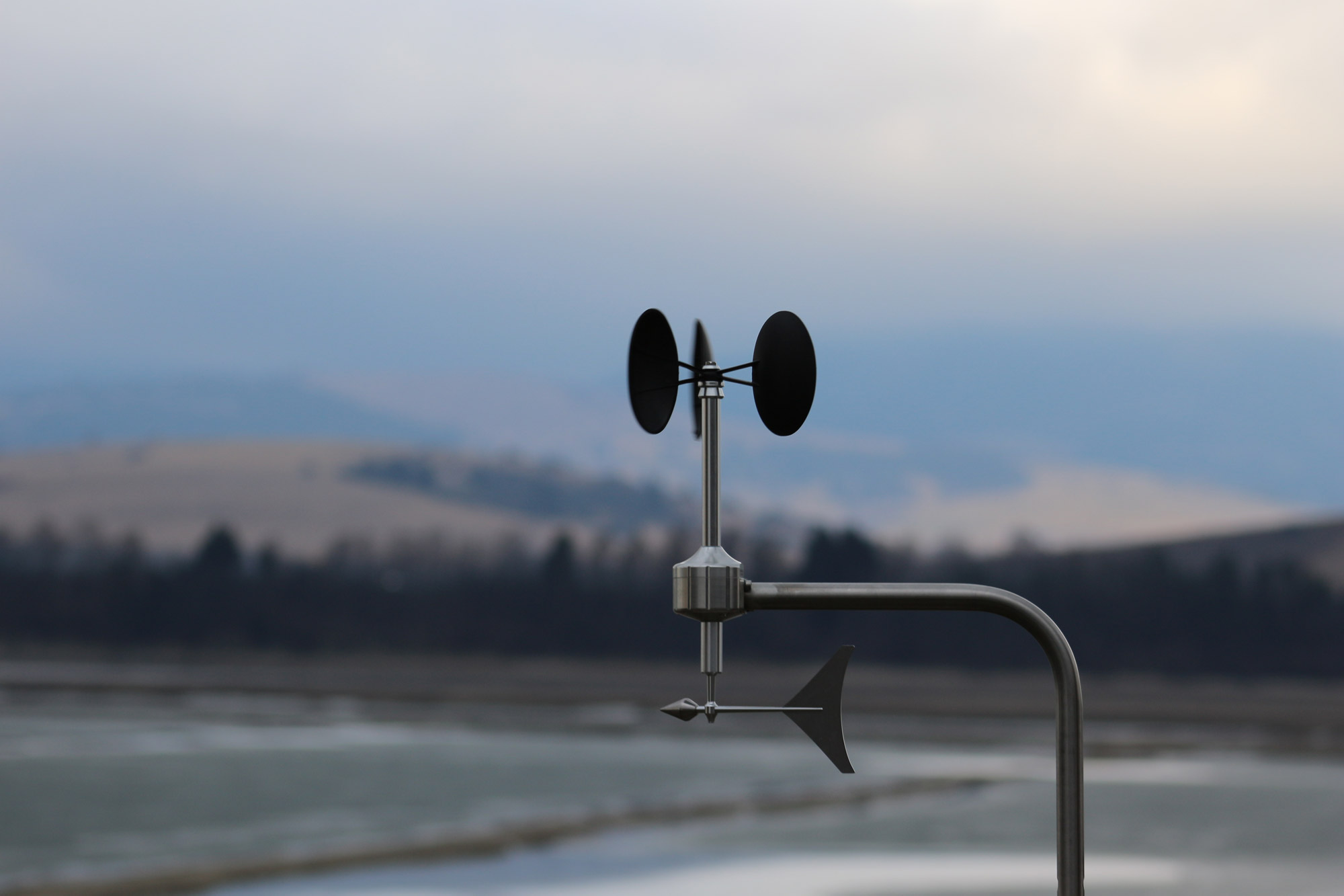 MeteoWind anemometer with mountains & lake shore
