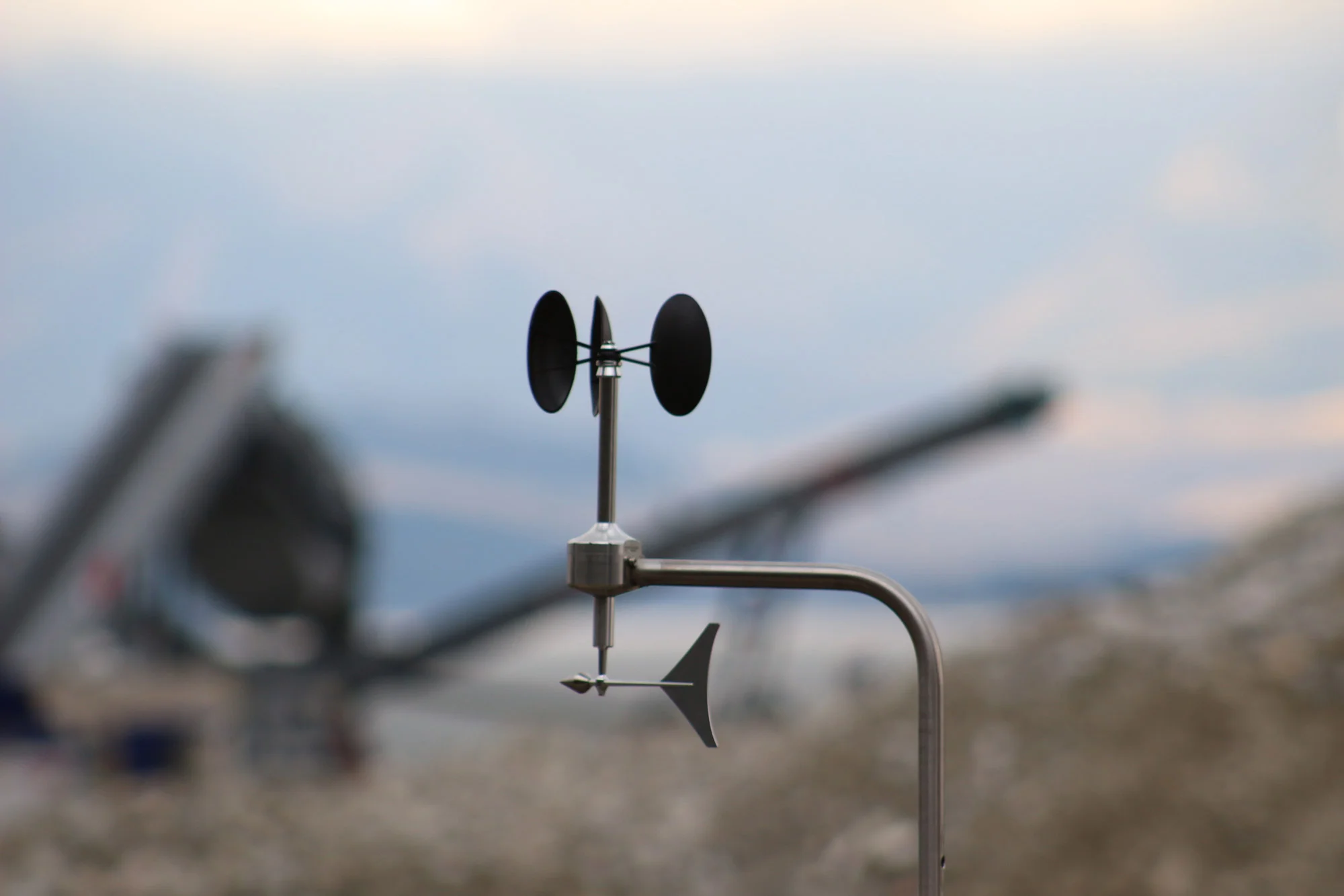 MeteoWind 2 anemometer monitoring wind near a gravel pit