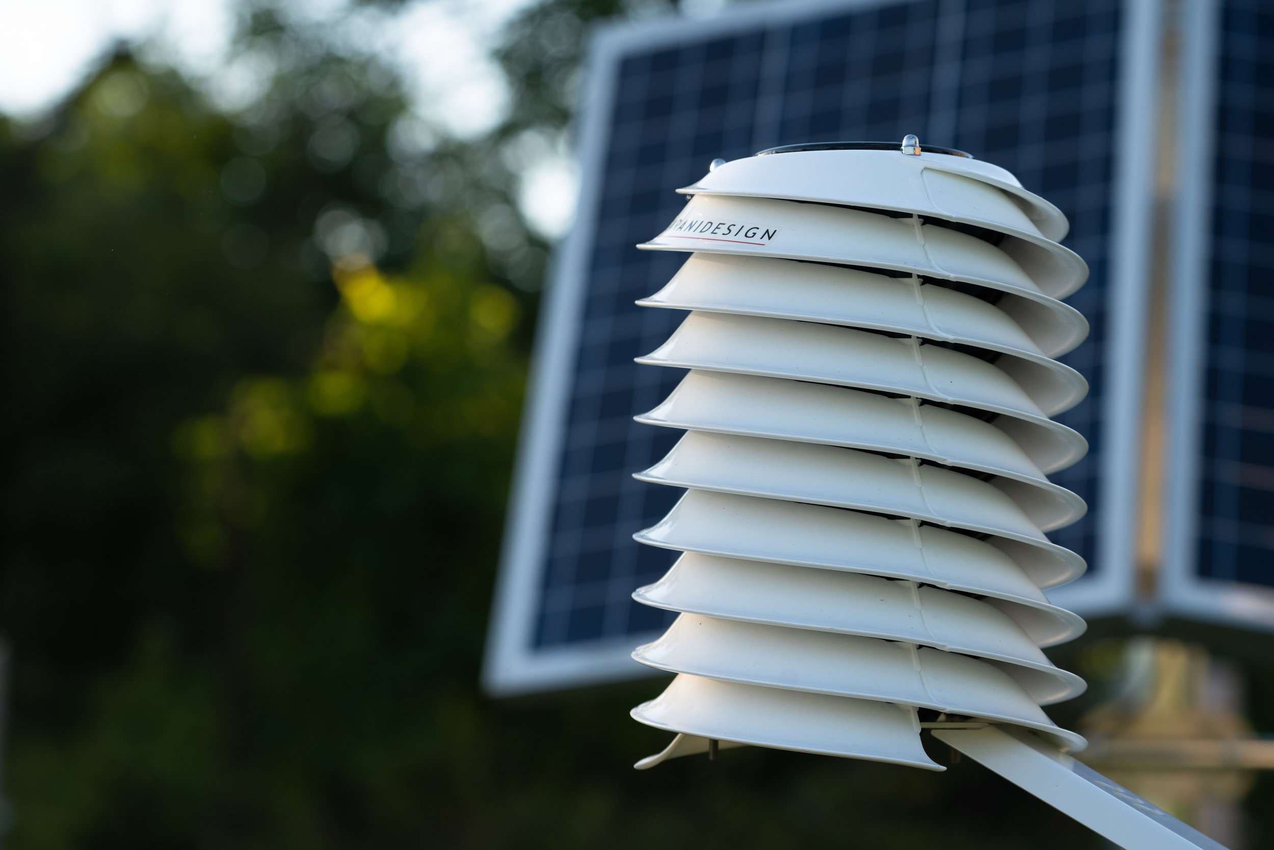 MeteoHelix IoT Pro replaces weather stations with large solar panels