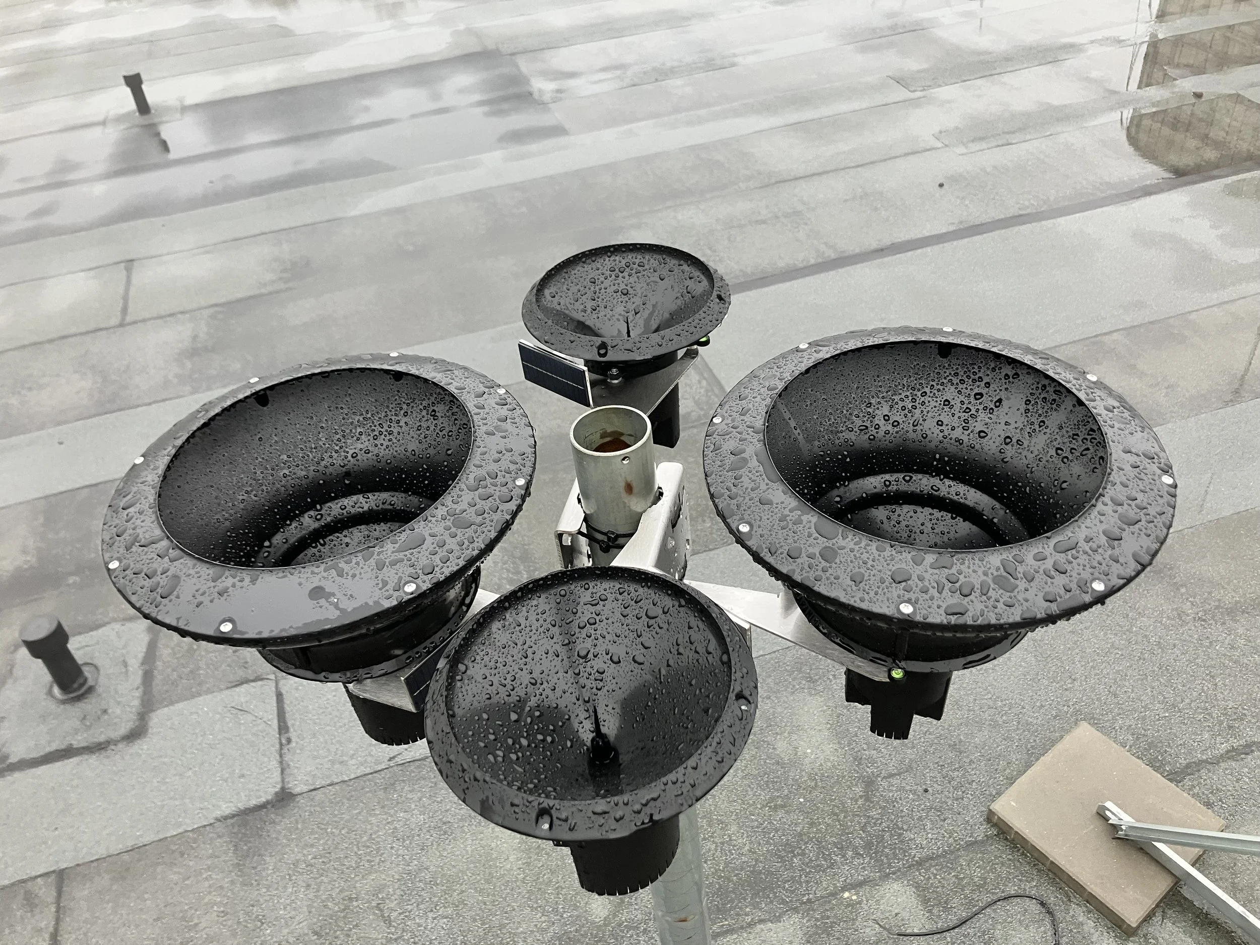 Which is more accurate: Siphon or a tipping bucket rain gauge?