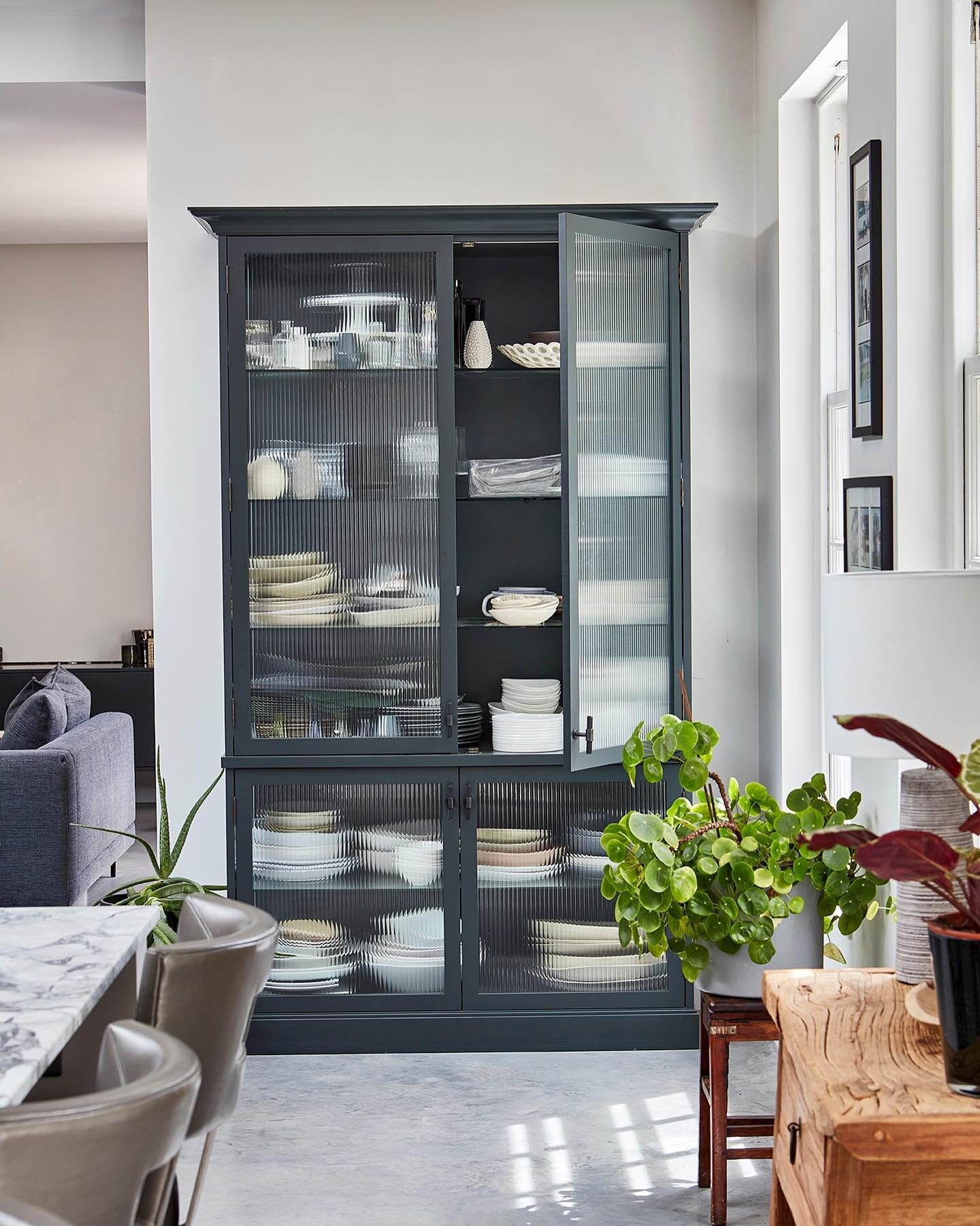 The crittall look isn't for everyone. For some people it can feel a bit too tough, a bit too industrial. ⁠
⁠
Here at our Heathview project we used timber to create a crittall style dresser, with a super slim frame, painted in an anthracite colour and