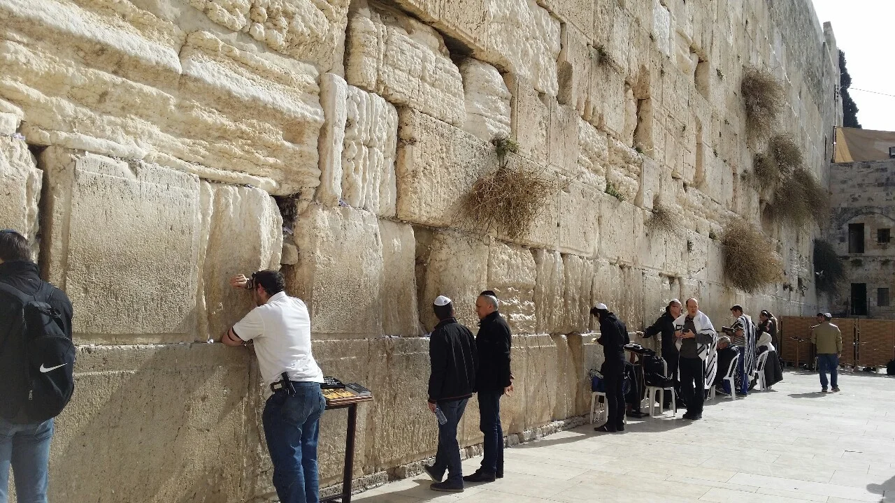 El muro de los Lamentos fue una experiencia fuente. Me toco estar a un lado del señor de blanco. Estábamos a un lado empezó a llorar. Obviamente no entendí nada de lo que dijo pero sentí que le estaba pidiendo algo muy personal, algún hijo, su esposa, o algo de su familia. Sentí mucha empatia y dolor por él.
Me hizo pensar en muchas cosas, acordarme de cada una de las personas de mi familia y agradecer por cada uno de ellos.