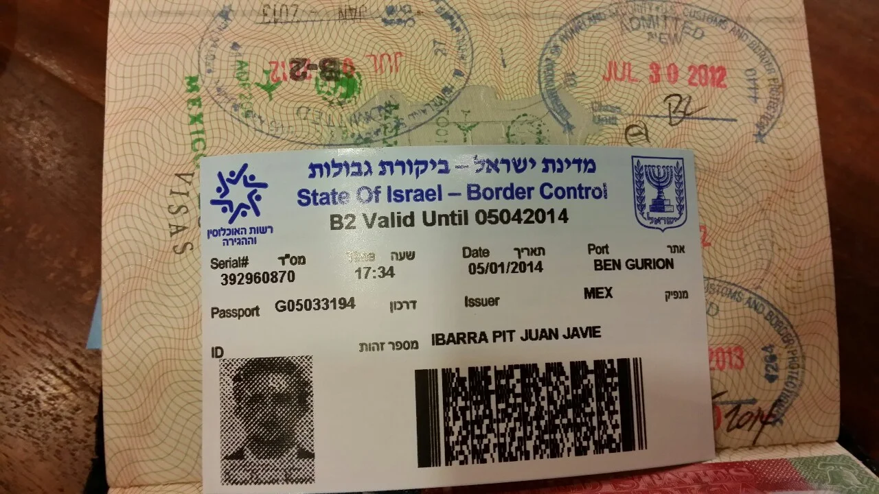 Visa Israelita.
Tengo entendido que cuesta y te piden ciertos documentos. Nosotros tuvimos la fortuna de que nos vieron cara de narco mexicanos y nos hicieron varias entrevistas así como un fast pass de migración para hacer una búsqueda de drogas en nuestra maletas.
Al no encontrar nada nos pidieron perdón, disculpandose que era un procedimiento normal y arbitrario. Nos dejaron ir con todo y el visado resuelto.