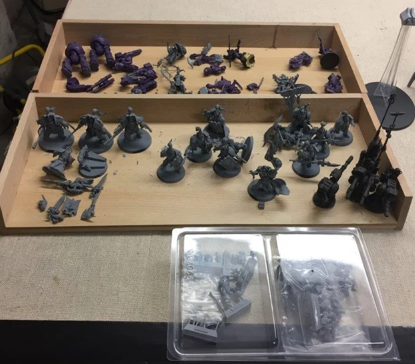 2x plastic connies, assorted IIIrd Legion characters, Custodes, IIIrd legion librarian, aegis defence line parts, tech marine....