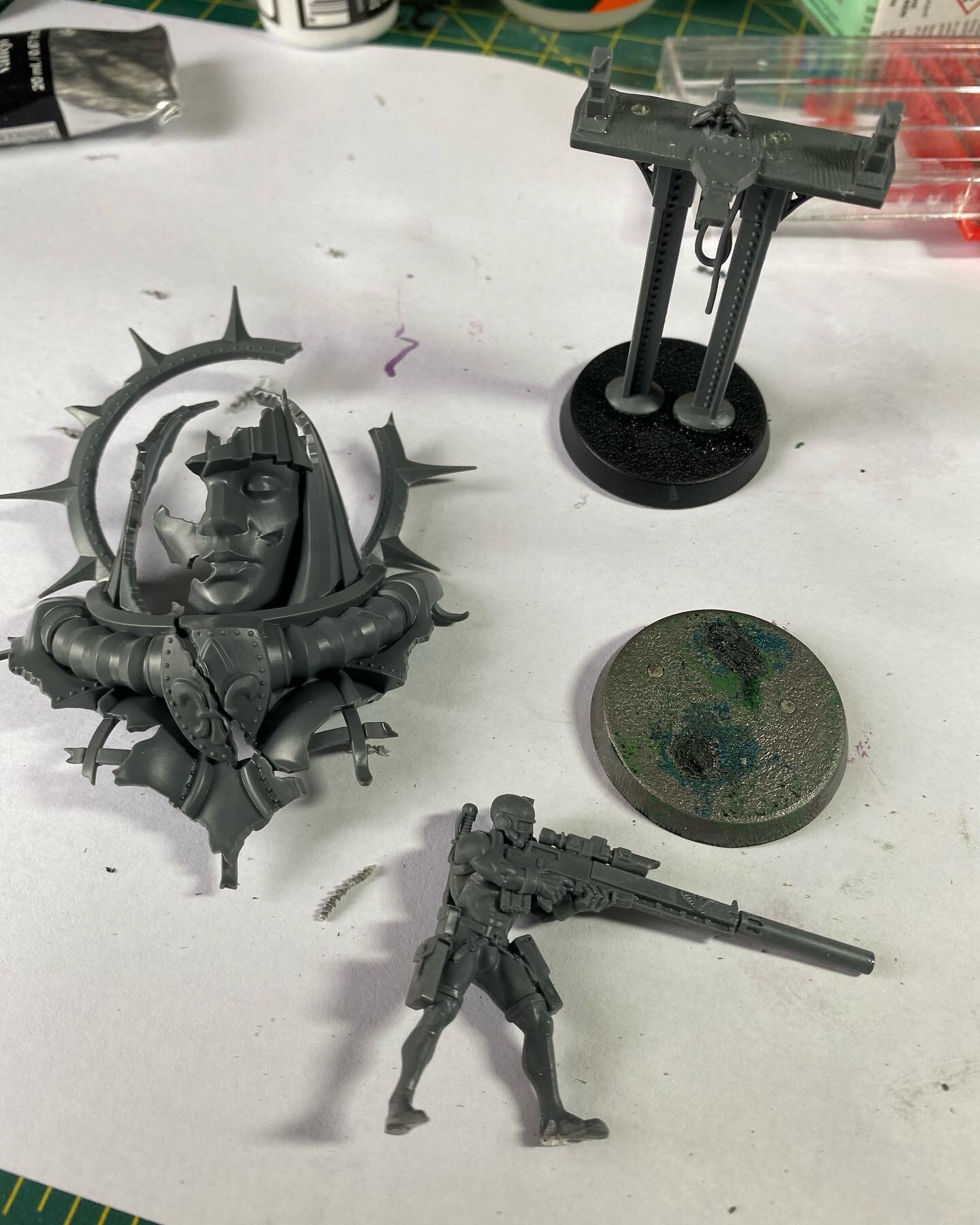 We&rsquo;re not dead! I was at first disappointed that the #vindicareassassin from #operativeumbralsix was mounded to the scenic base&hellip;and then I remembered that magnets are a thing!

Pondering black synskin vs adaptive camo to patch the terrai