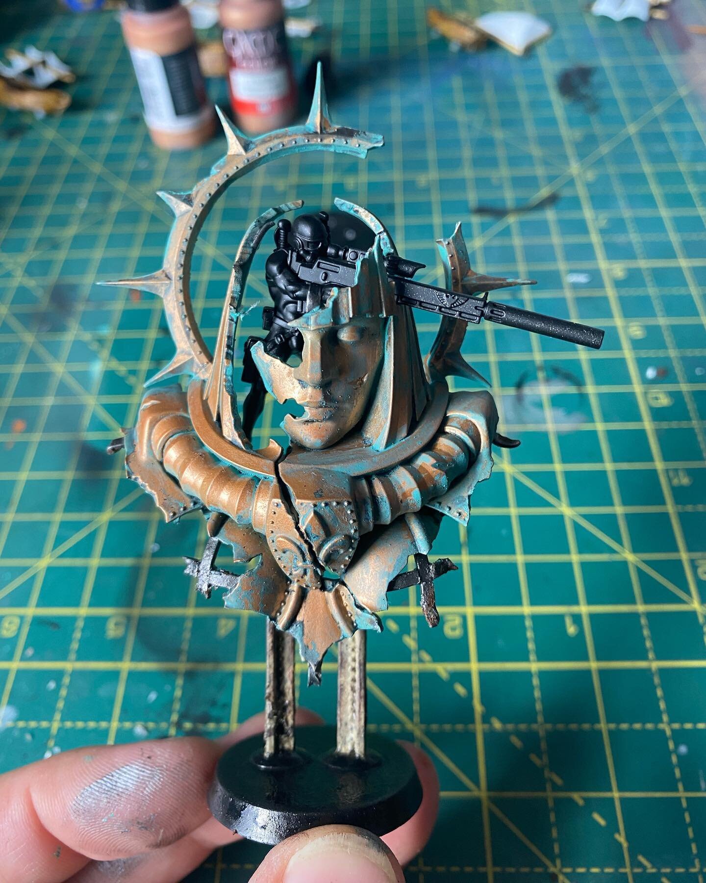 Scenic base for the #vindicareassassin is well underway&hellip;I&rsquo;m tempted to attempt verdigris bronze on the #synskin of #operativeumbralsix to have him blend with the statue, but unsure as to front only, or back too&hellip;

#thehobbybutterfl