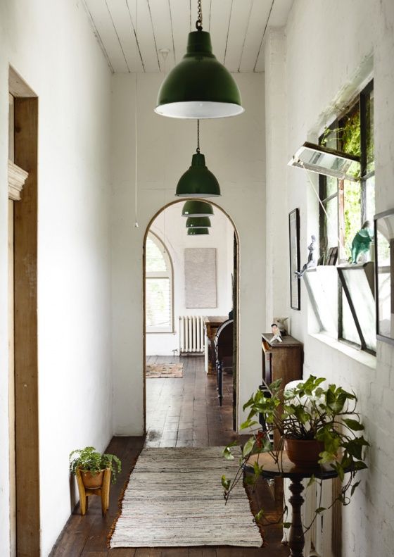 White Wall - Dark Floor - Light Accets.jpg